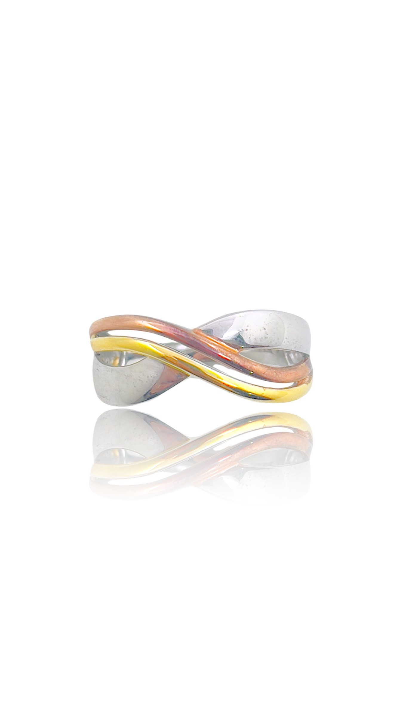 Deze prachtige meerkleurige crossover zilveren ring is handgemaakt met vakmanschap en oog voor detail. De ring is voorzien van verschillende kleuren stenen die schitteren in het licht. Door de unieke vorm en stijl is deze ring een echte eyecatcher. Draag hem solo voor een elegante look of combineer met andere zilveren sieraden voor een trendy uitstraling. Deze ring is perfect voor elke gelegenheid en kan eenvoudig worden gecombineerd met verschillende outfits. Bestel nu en voeg deze unieke ring toe aan jouw sieradencollectie!