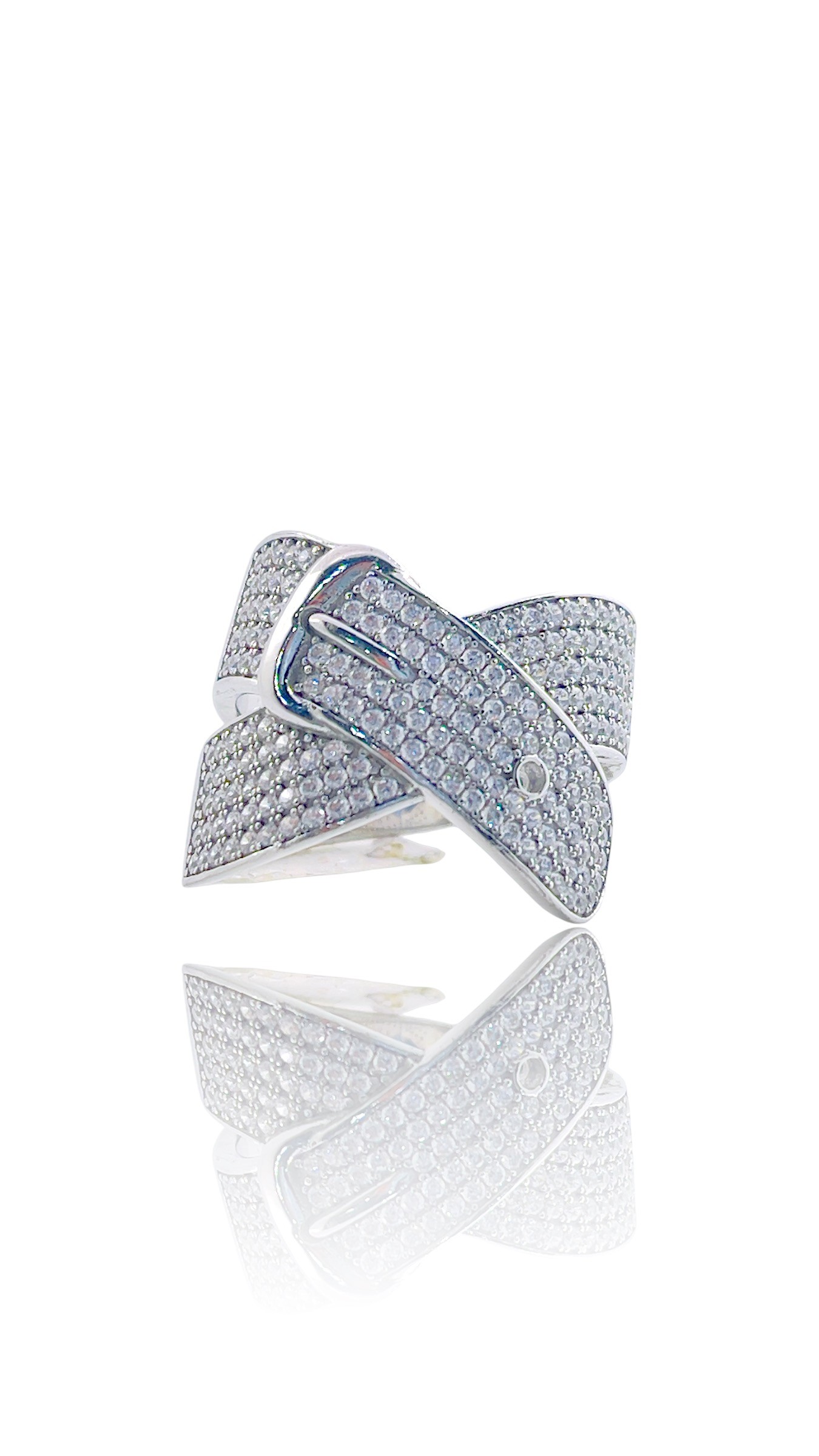 Deze zilveren crossover riem ring is gemaakt van hoogwaardig materiaal en heeft een uniek ontwerp met twee ringen die elkaar kruisen. Het is perfect voor een stijlvolle en trendy look. Draag deze ring alleen of combineer hem met andere zilveren accessoires voor een complete outfit. Een must-have voor iedere fashionista!