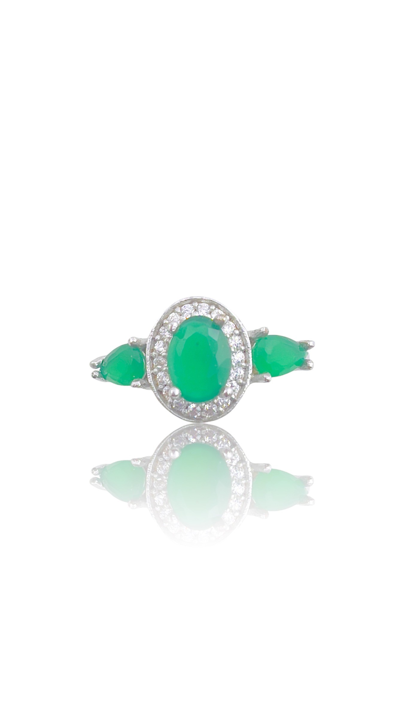 Deze prachtige zilveren ring heeft een ovale smaragd omringd met zirkonia en een peervormige smaragd in de band. De ring is elegant en perfect voor speciale gelegenheden. Combineer met een eenvoudige outfit om de ring te laten stralen. De ring past bij elke gelegenheid. Voeg deze unieke ring toe aan je sieradencollectie voor een vleugje luxe.