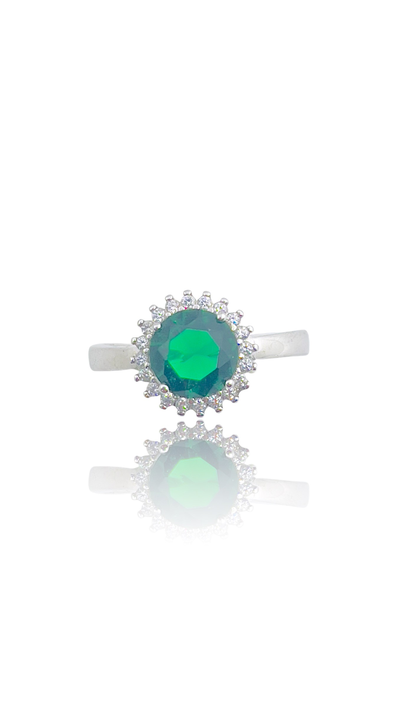 Deze prachtige zilveren entourage ring met groene steen en zirkonia is een echte eyecatcher. De groene steen wordt omringd door sprankelende zirkonia stenen, wat zorgt voor een luxe uitstraling. Draag deze ring als statement piece bij speciale gelegenheden of als dagelijkse accessoire voor een vleugje glamour. Combineer de ring met andere zilveren sieraden voor een complete look.