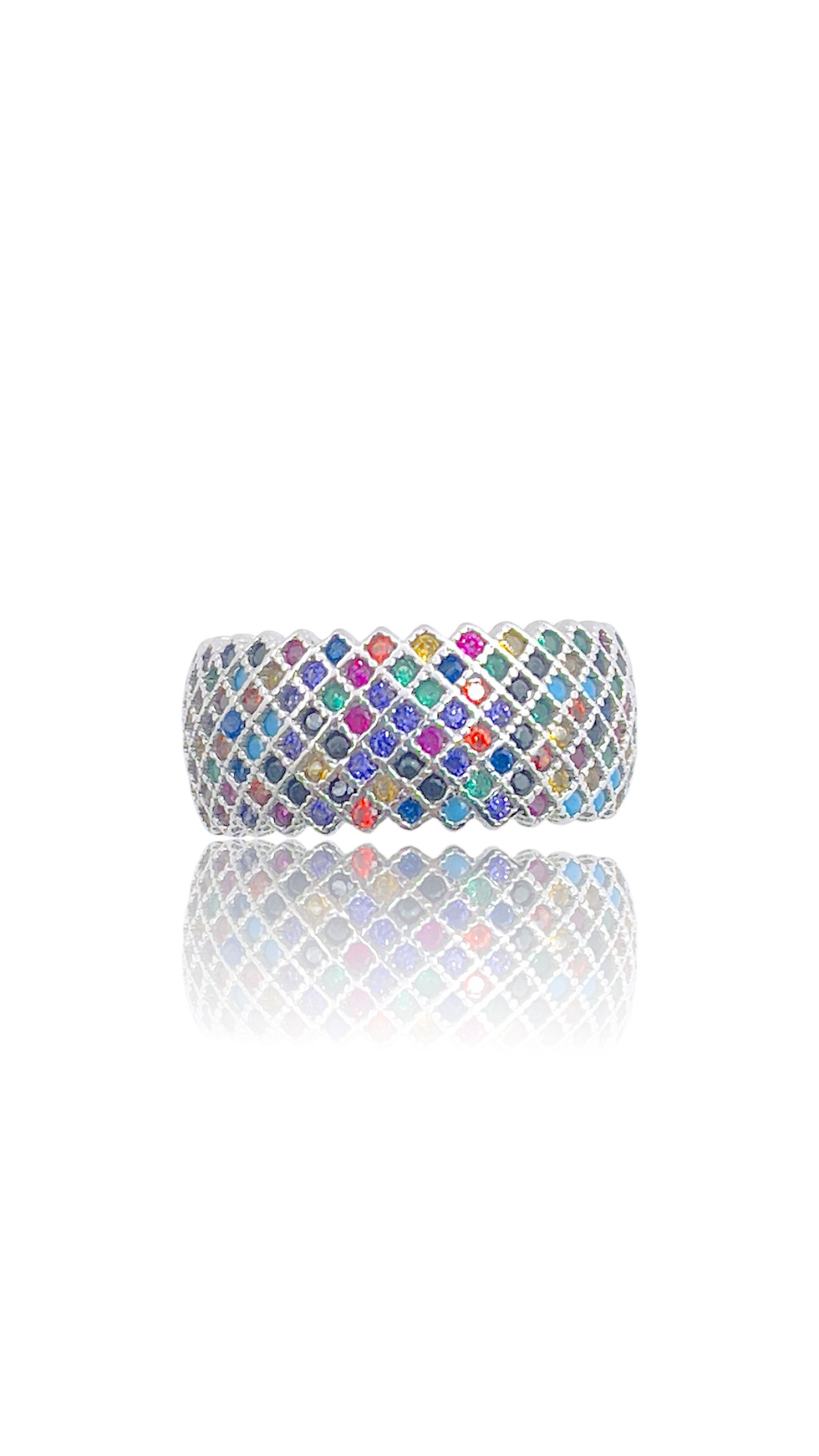 Deze prachtige regenboog ring is gemaakt van zilver en bevat verschillende gekleurde stenen die schitteren als een regenboog. De ring voegt een vleugje kleur toe aan elke outfits en kan alleen gedragen worden als een statement stuk of gecombineerd met andere zilveren sieraden voor een trendy look. De perfecte toevoeging aan jouw sieradencollectie!