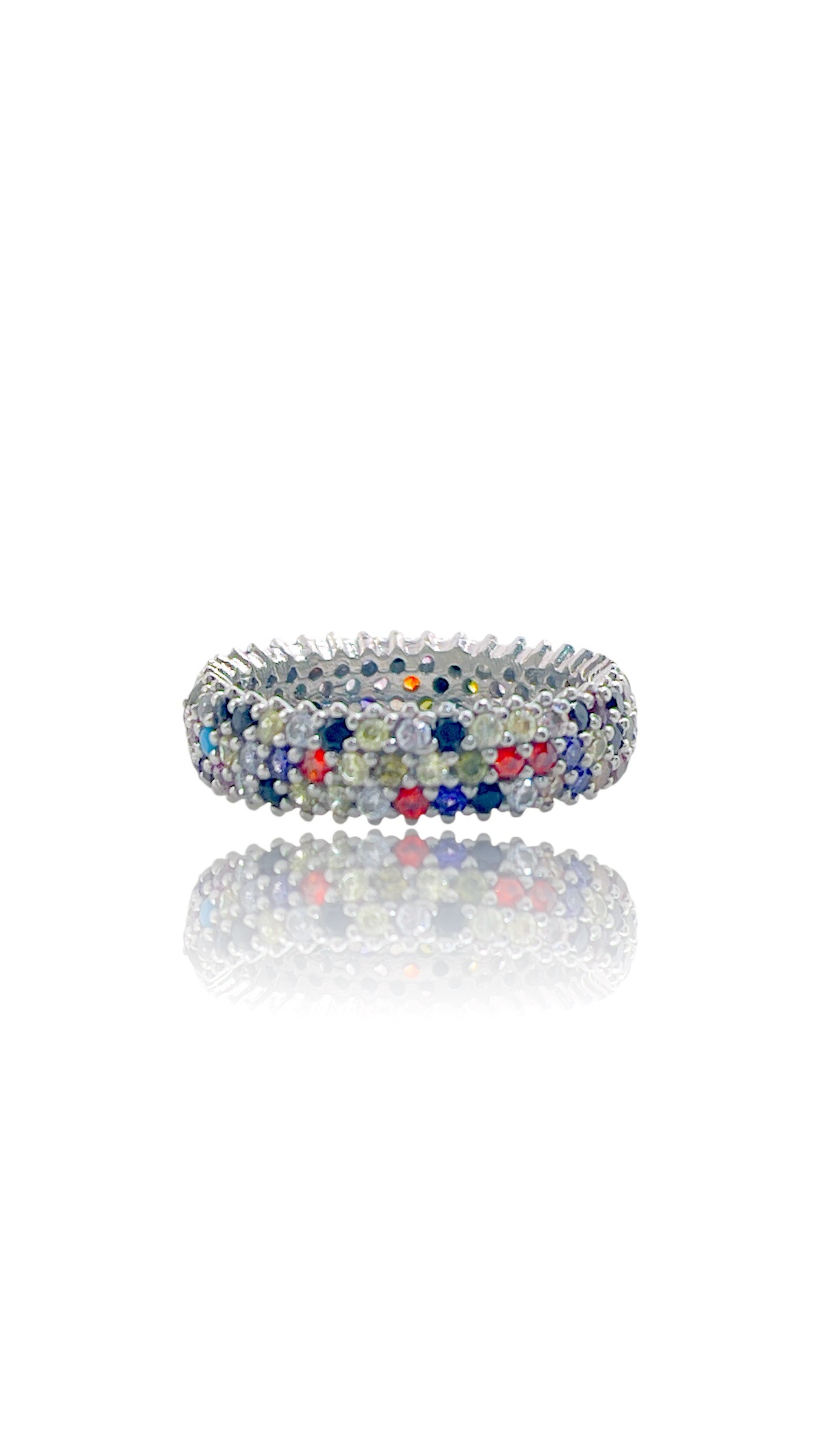 Deze prachtige regenboogring is rondom gezet met stralende stenen, waardoor het een ware eyecatcher is. De ring kan solo gedragen worden voor een subtiele touch of gecombineerd worden met andere ringen voor een statement look. De regenboogkleuren maken het gemakkelijk om te combineren met verschillende outfits en stijlen. Een must-have voor je sieradencollectie!