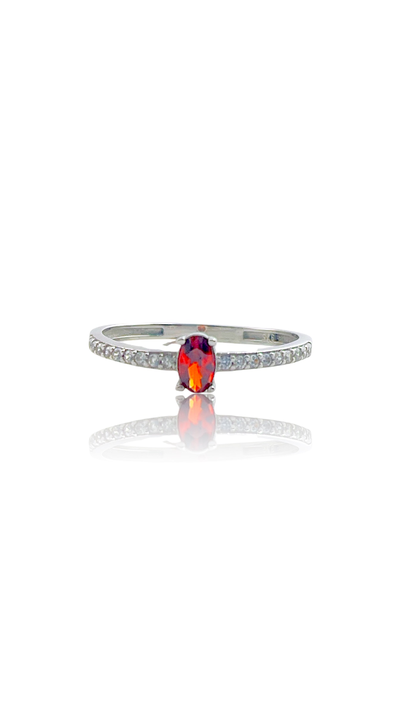 Deze prachtige zilveren ring is voorzien van een schitterende rode/bruine steen en zirkonia's in de band voor extra fonkeling. Je kunt deze ring dagelijks dragen voor een subtiele touch of combineren met andere sieraden voor een opvallende look. De ring is perfect voor elke gelegenheid en voegt een vleugje glamour toe aan elke outfit. Maak je look compleet met deze schitterende ring!
