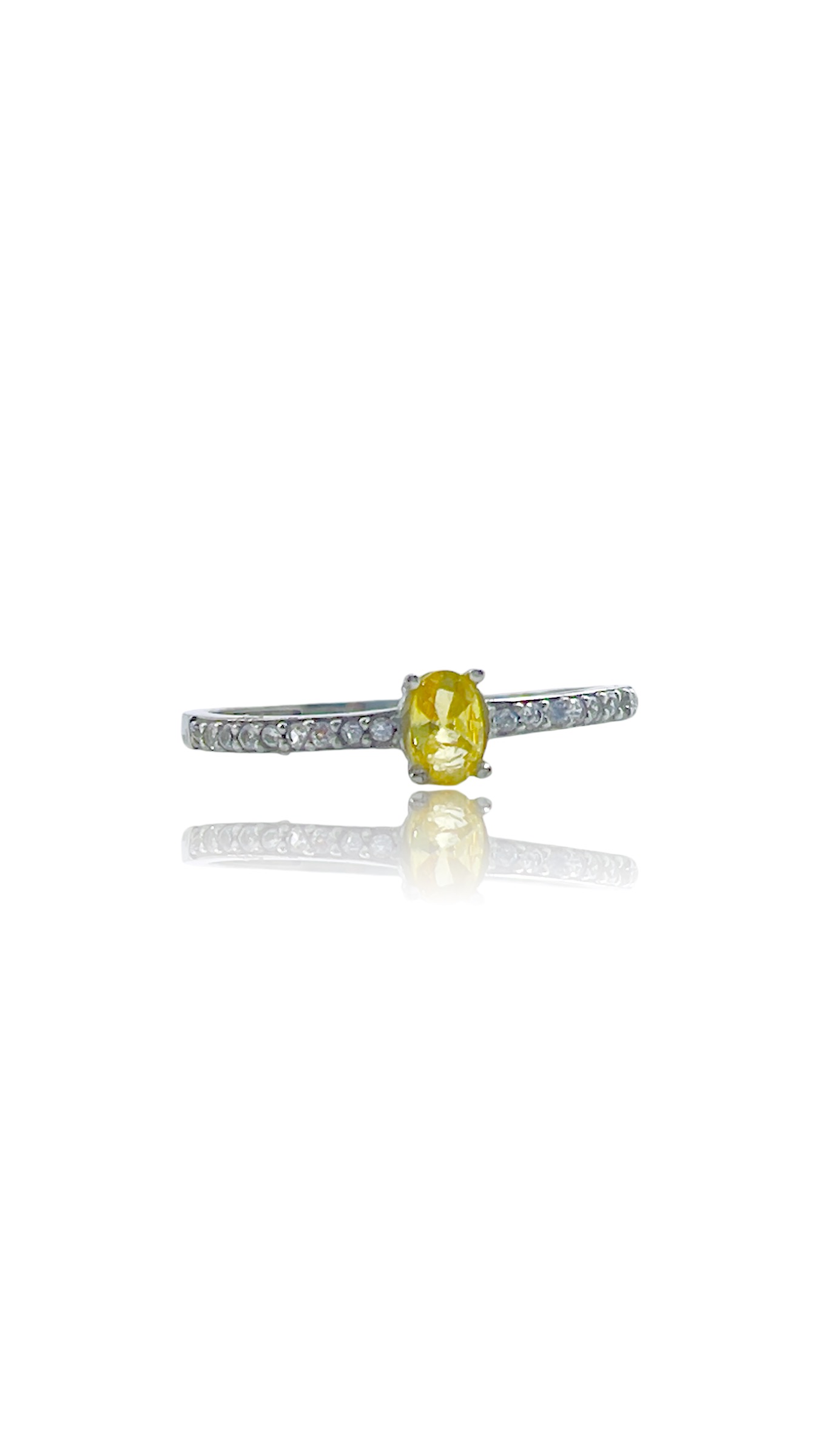 Deze prachtige zilveren ring met geel steen is een echte eyecatcher. De ring is subtiel en elegant, perfect voor elke gelegenheid. De gele steen voegt een vleugje kleur toe aan je outfit en zorgt voor een speelse touch. Draag deze ring solo om de aandacht te trekken naar je handen of combineer hem met andere ringen voor een fabuleuze look.