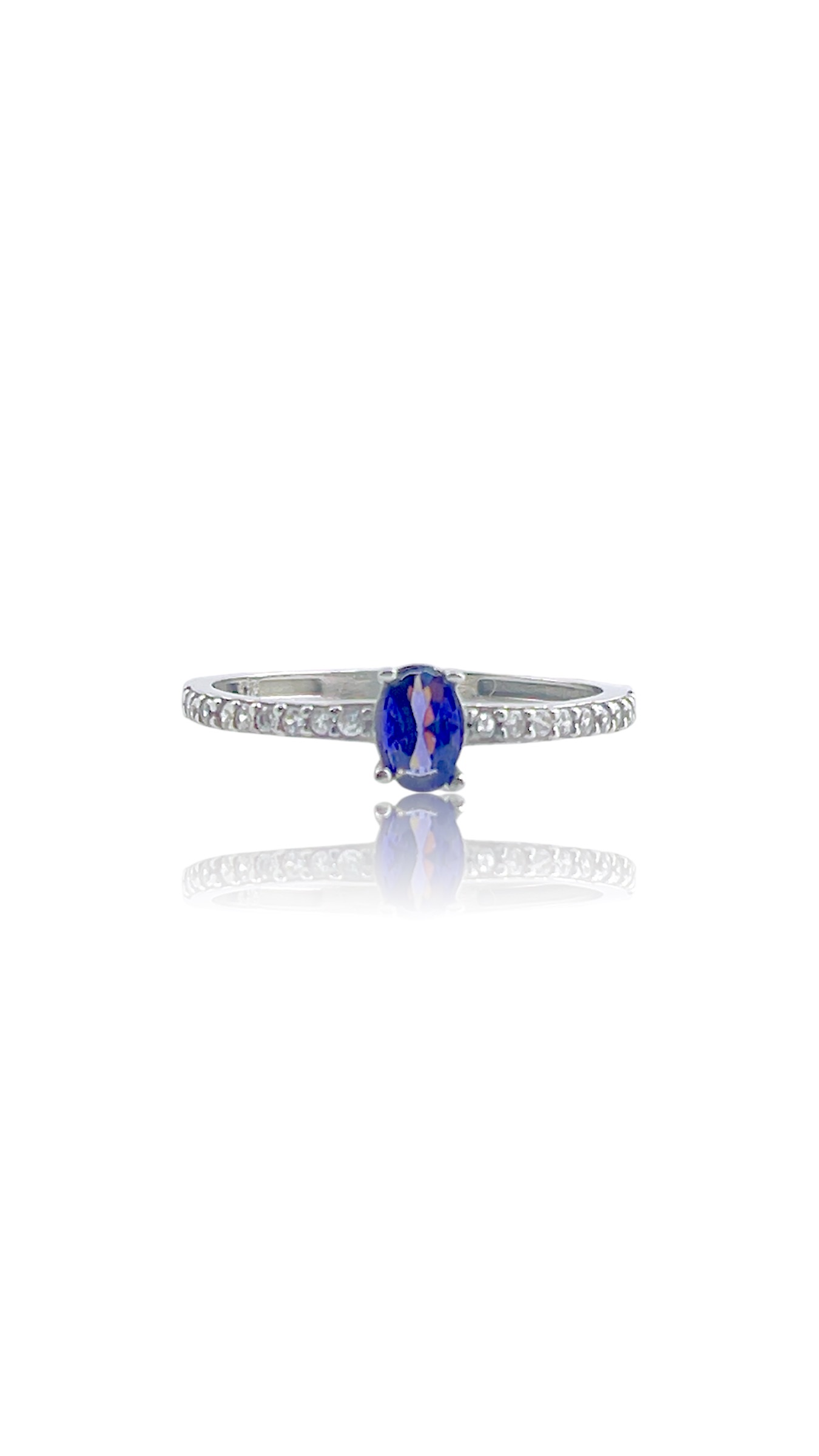 Deze zilveren ring heeft een prachtige paars/blauwe steen in het midden, waardoor het een uniek juweel is. De ring is verfijnd en elegant, perfect voor dagelijks gebruik of speciale gelegenheden. Combineer het met andere zilveren sieraden voor een gecoördineerde look, of draag het alleen als een statement stuk. Voeg dit juweel toe aan je collectie voor een vleugje kleur en stijl.