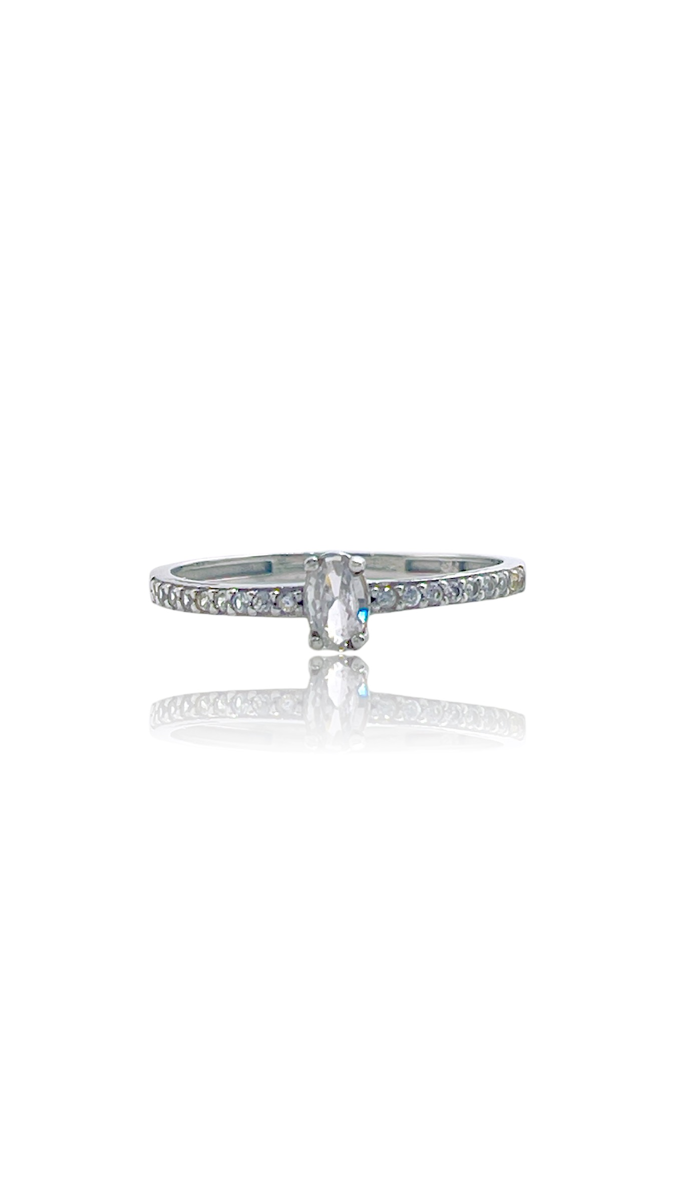 Deze prachtige zilveren ring met zirkonia heeft een elegante en tijdloze uitstraling. De ring is voorzien van schitterende zirkonia stenen die zorgen voor een subtiele glinstering. De ring is perfect voor dagelijks gebruik of speciale gelegenheden. Draag het alleen voor een minimalistische look of combineer het met andere zilveren sieraden voor een opvallende uitstraling. Een echte eyecatcher voor iedere outfit!