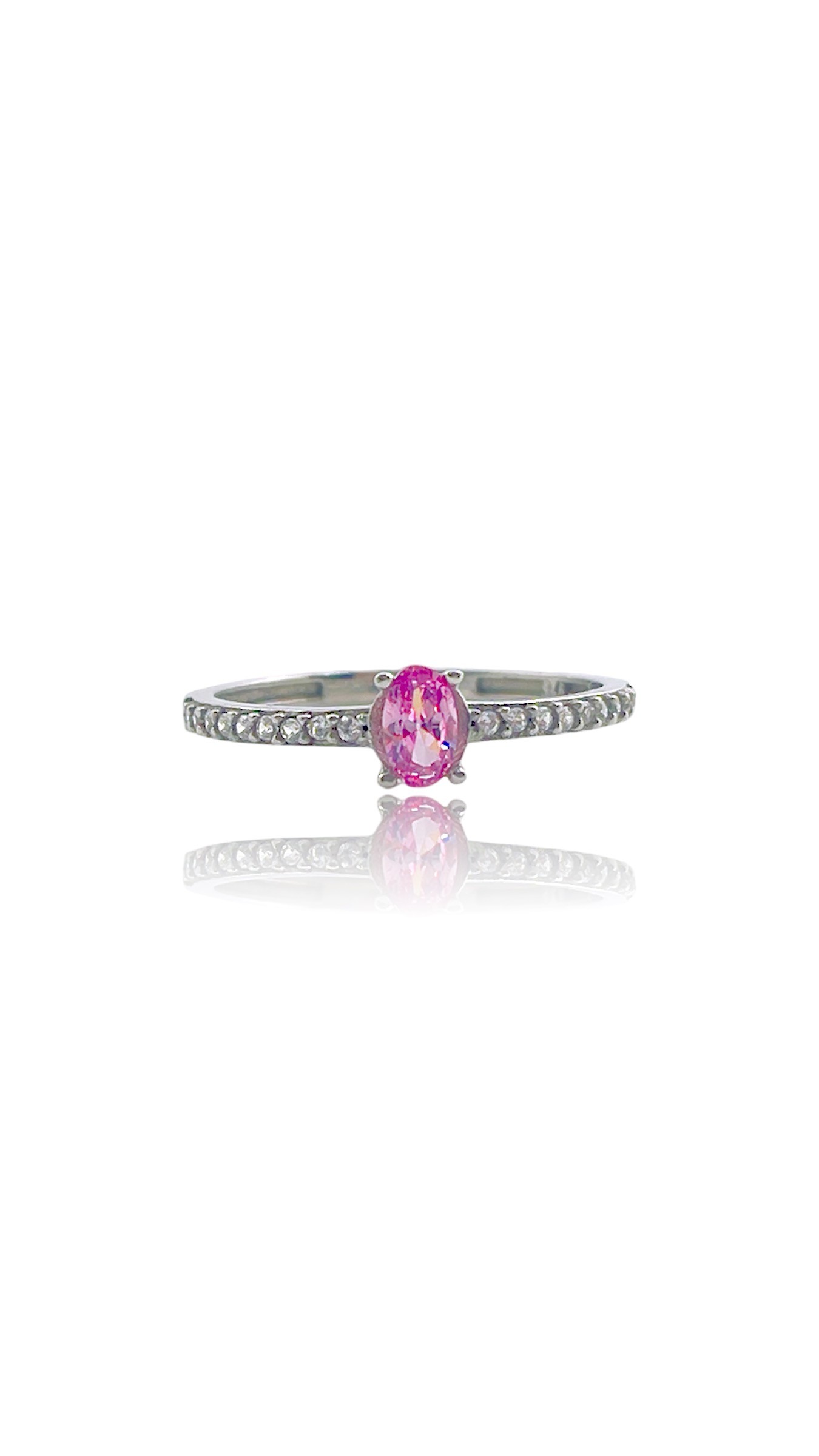 Deze prachtige zilveren ring heeft een elegante babyroze steen die subtiel sprankelt in het licht. De ring is perfect voor dagelijks gebruik of voor speciale gelegenheden. Combineer het met andere zilveren sieraden voor een complete look of draag het alleen voor een minimalistische uitstraling. Een tijdloos stuk dat elke outfit verfraait!

Hoe te dragen: Draag deze ring alleen of combineer het met andere zilveren sieraden voor een complete look. Mix en match met verschillende stijlen en outfits voor een persoonlijke touch. Perfect voor dagelijks gebruik of voor speciale gelegenheden. Verstelbaar formaat voor een comfortabele pasvorm. Een must-have toevoeging aan je sieradencollectie!

(60 woorden)