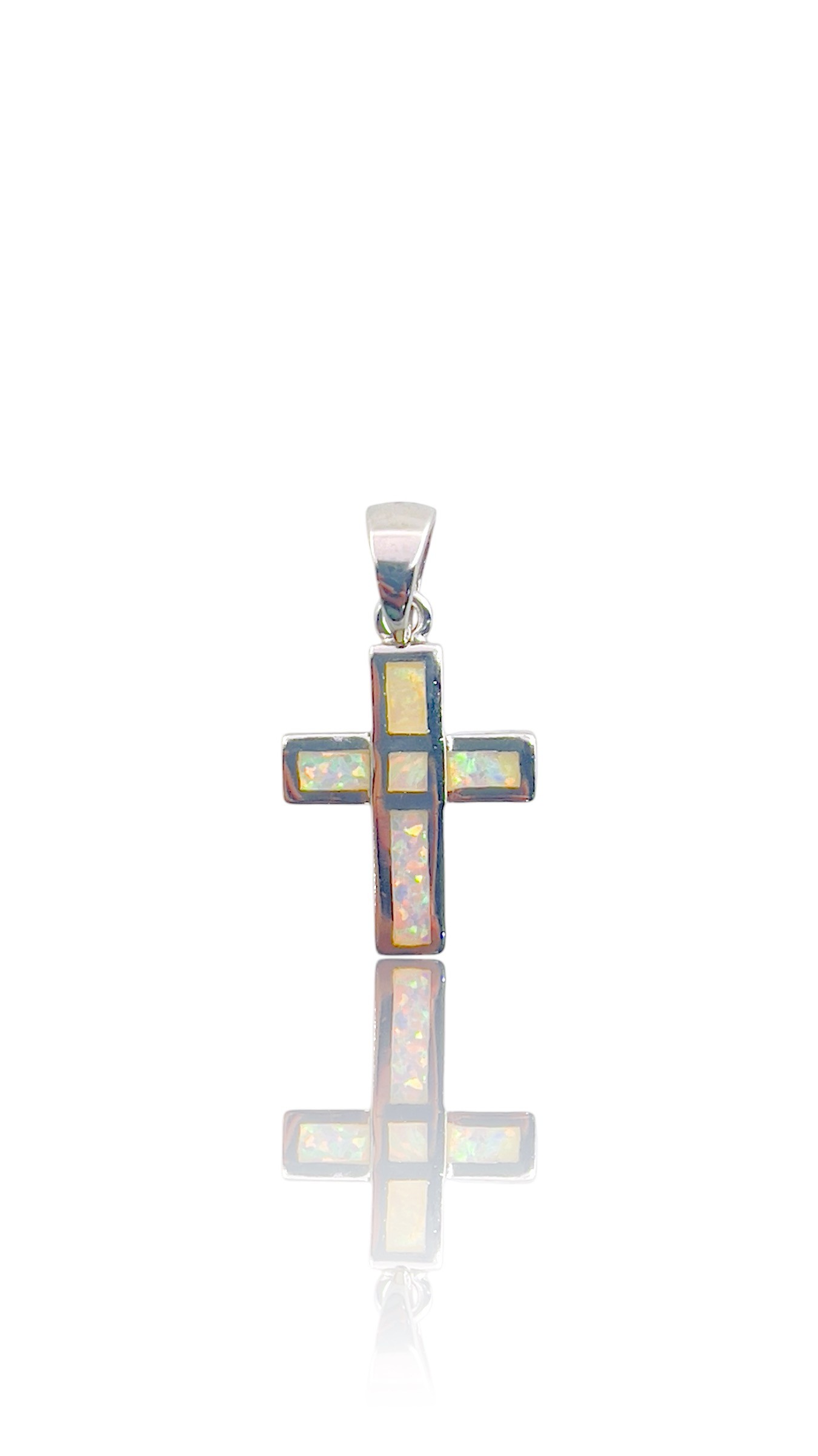 Dit prachtige zilveren kruis met opaliet is een uniek sieraad dat straalt met zijn heldere kleuren en symbolische betekenis. Opaliet staat bekend om zijn kalmerende en zuiverende eigenschappen. Draag dit juweel dicht bij je hart voor een gevoel van rust en bescherming. Een perfecte aanvulling op elke outfit voor een vleugje spirituele energie.