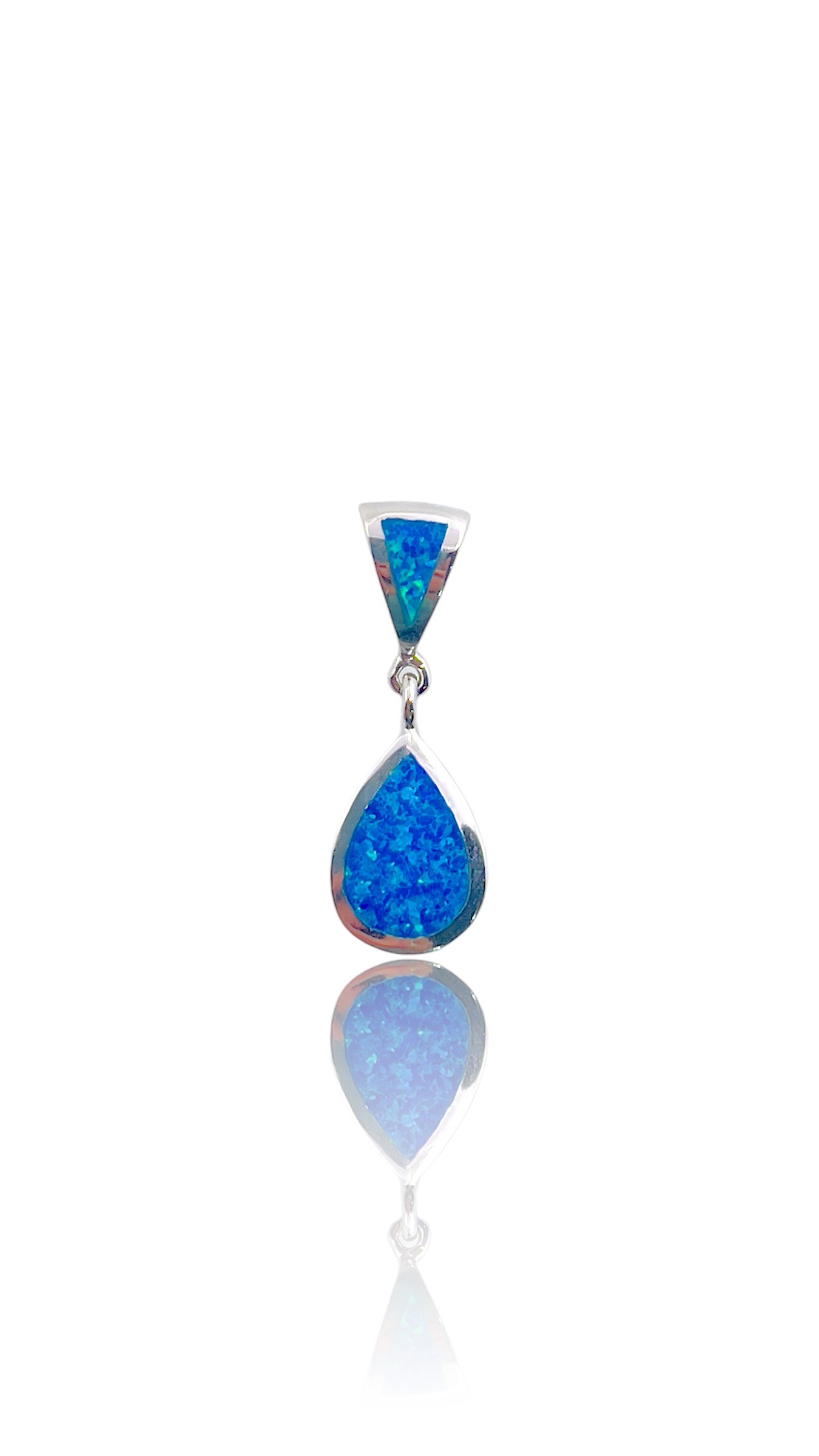 Deze prachtige zilveren hanger heeft een druppelvormige blauwe opaliet steen, wat hem een unieke en elegante uitstraling geeft. Opaliet staat bekend om zijn kalmerende en beschermende eigenschappen. Draag deze hanger dichtbij je hart voor een vredige en rustgevende energie. Een perfecte toevoeging aan elke outfit voor een subtiele touch of glamour.