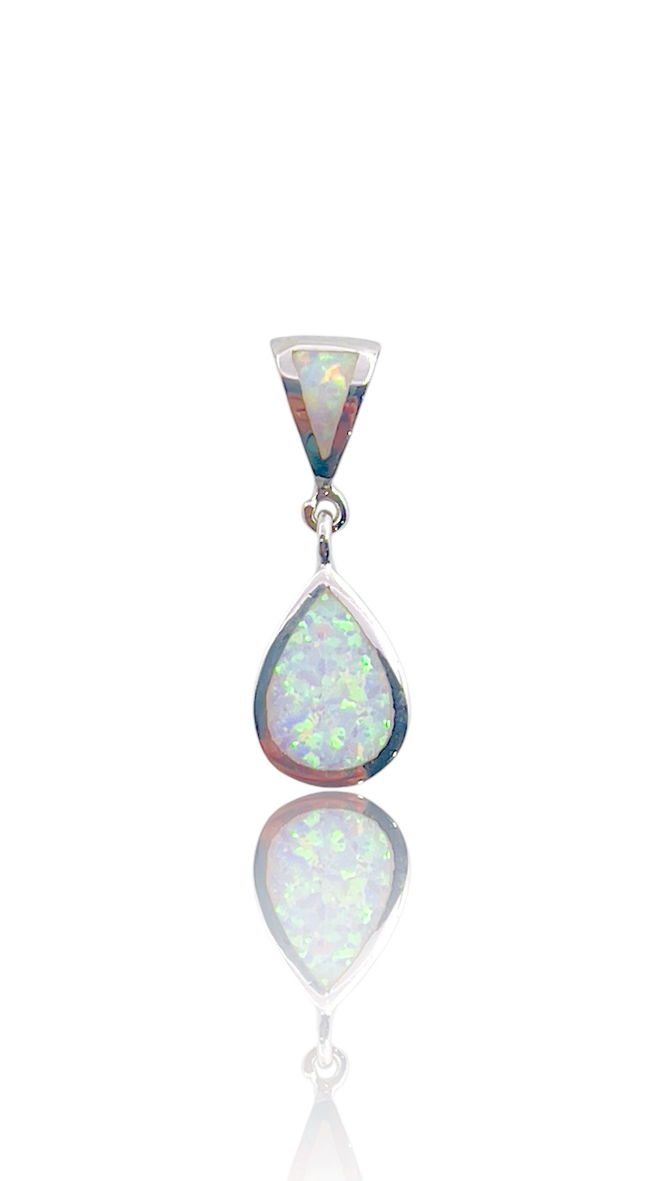 Deze prachtige zilveren hanger heeft een schitterende witte opaliet steen, die een magisch glanseffect geeft. De hanger is perfect voor dagelijks gebruik of voor speciale gelegenheden. Draag het aan een zilveren ketting voor een elegante look, of combineer het met andere sieraden voor een unieke stijl. Voeg deze betoverende hanger toe aan je collectie voor een vleugje mystiek.