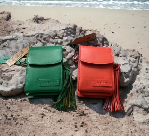De topper van BAG2BAG!
Wallet / Tasje / Heuptasje.
Aan de binnenkant is de tas door middel van 2 drukkers open te klappen voor een makkelijke ingang.
Verstelbare schouderband
Verrassend ruim met veel opbergmogelijkheden.
Met de lus aan de achterkant is er de mogelijkheid om deze tas aan de broekriem de hangen.
Sleutelhanger
Verkrijgbaar in kleuren
Zwart
Cognac
Grey/Taupe
Camel
Green
Coral
Afmeting: 19 cm x 12 cm x 4 cm