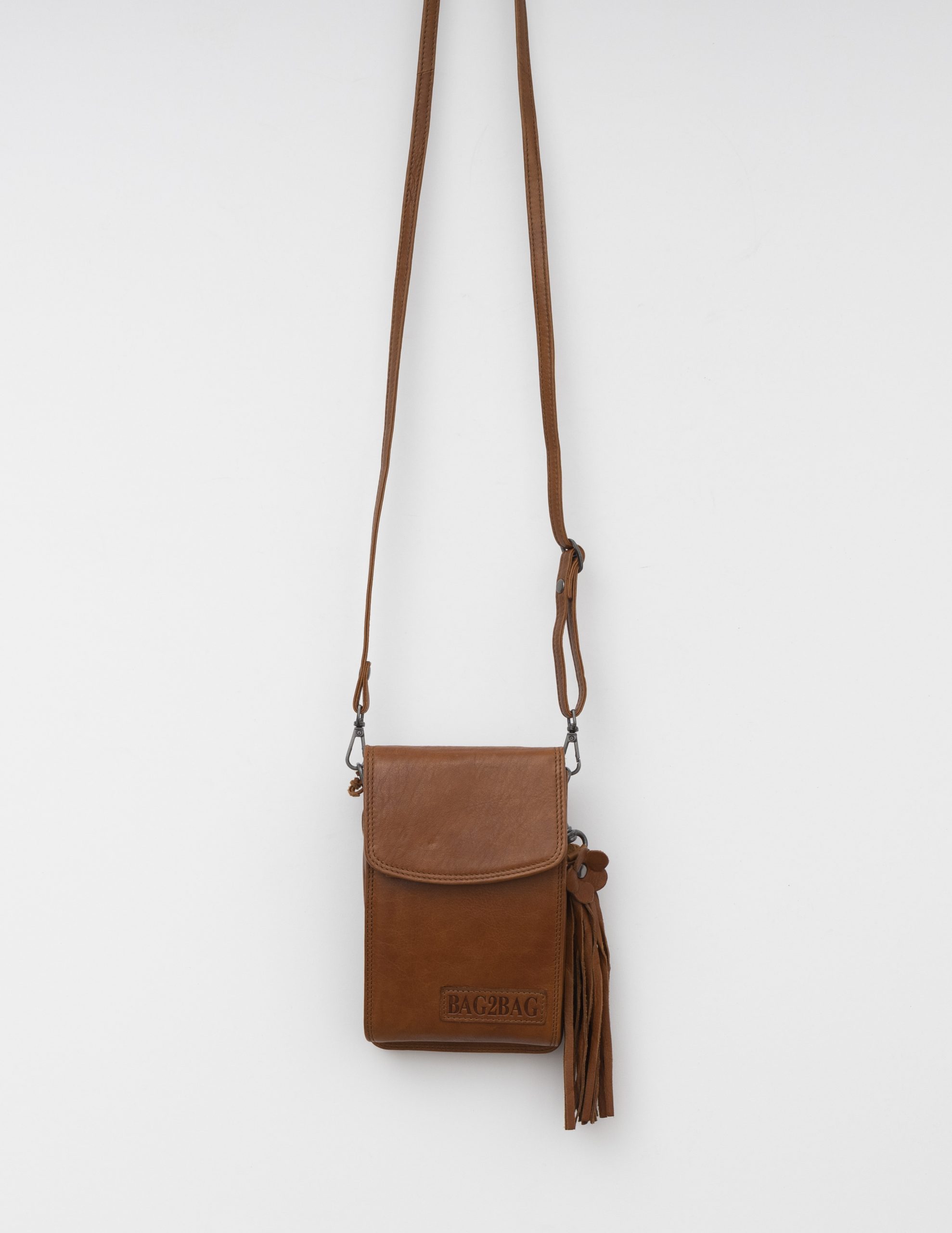 De topper van BAG2BAG!
Wallet / Tasje / Heuptasje.
Aan de binnenkant is de tas door middel van 2 drukkers open te klappen voor een makkelijke ingang.
Verstelbare schouderband
Verrassend ruim met veel opbergmogelijkheden.
Met de lus aan de achterkant is er de mogelijkheid om deze tas aan de broekriem de hangen.
Sleutelhanger
Verkrijgbaar in kleuren
Zwart
Cognac
Grey/Taupe
Camel
Green
Coral
Afmeting: 19 cm x 12 cm x 4 cm