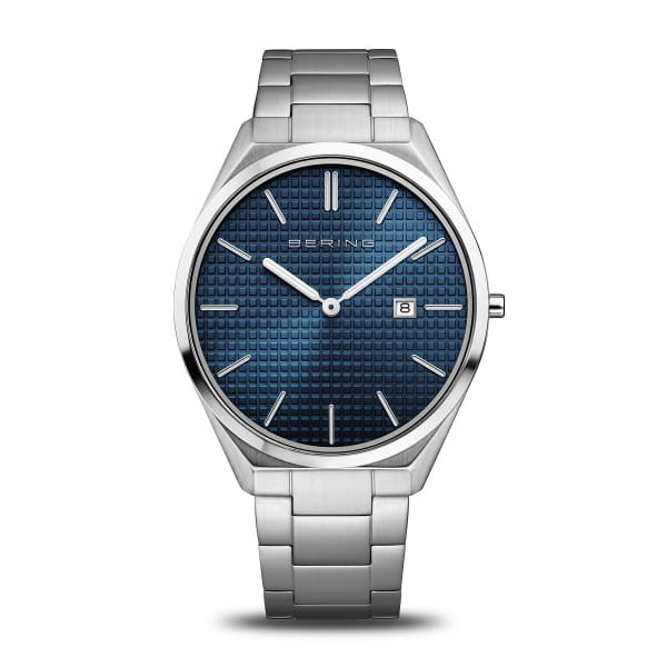 Ontdek de Ultra Slim Collectie – waar elegantie en lichtheid elkaar ontmoeten. Onze horloges, gemaakt van hypoallergeen, ultralicht titanium, bieden ongeëvenaard comfort en zetten nieuwe standaarden in design. De schakelarmbanden van hetzelfde hoogwaardige titanium wikkelen zich zacht om elke pols, terwijl het ultralichte en ultra-elegante uiterlijk zorgt voor een tijdloze stijl. Bovendien biedt het hoogwaardige saffierglas optimale bescherming tegen krassen, om de schoonheid van uw horloge op lange termijn te behouden.