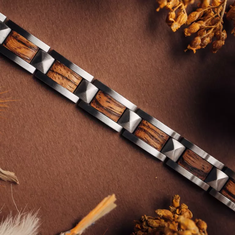 Gemaakt van fijn walnotenhout en hoogwaardig zwart roestvrij staal - een armband waarvan de combinatie van indrukwekkende kleuren en verfijnd design altijd opvalt. Draag hem als een mooie herinnering aan de belangrijke dingen in het leven of geef hem cadeau aan een speciaal iemand.