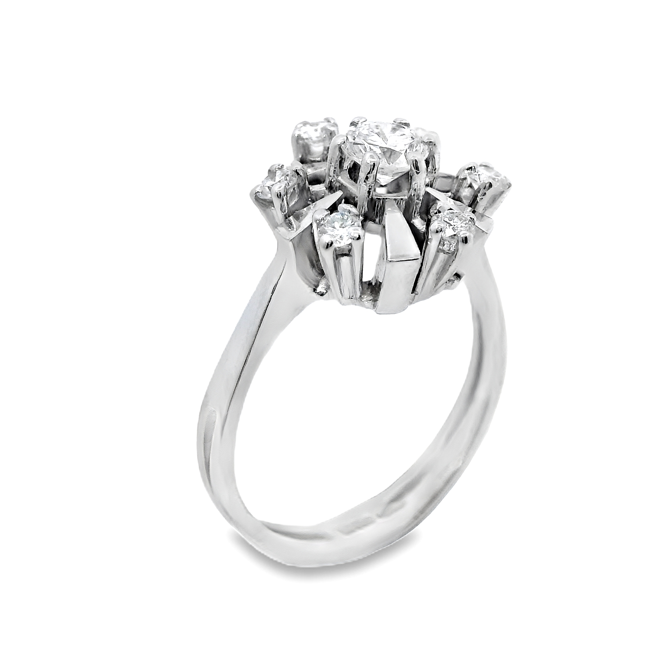 Deze ring van Louis Bros is vervaardigd uit 14 karaat witgouden (4.27 gr.) en is gezet met 7 briljant geslepen diamanten met een totaalgewicht van 0.32ct.
Een witgouden entourage ring met diamant straalt tijdloze elegantie en verfijning uit. Het koele, glanzende witgoud vormt de perfecte basis voor de schittering van de diamanten. In het midden schittert een solitaire diamant, omringd door een prachtige entourage van kleinere diamanten die het geheel een schitterend halo-effect geven. Deze ring is een klassieke keuze, ideaal voor speciale gelegenheden zoals verlovingen of als een luxe statement accessoire. Het samenspel van witgoud en diamant zorgt voor een stralende, luxe uitstraling die elke drager laat schitteren.
De ring is verkrijgbaar in meerdere afmetingen.