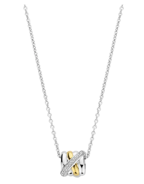 Geniet van het fascinerende samenspel van texturen met deze TI SENTO vergulde zilveren ketting 34059ZY/42. Gemaakt van 925 sterling zilver en verguld met platina voor een blijvende glans, bevat deze ketting een reeks verbonden ringen, afwisselend in zilver en geelgoud verguld. Een delicate ketting, versierd met een schitterende pavé van witte zirkonia steentjes, loopt sierlijk door de ringen, wat zorgt voor een verfijnd maar gedurfd ontwerp. Deze ketting is een eerbetoon aan modern sieradenontwerp en biedt een gedurfd maar elegant statement. De verfijnde details en de contrasterende texturen creëren een boeiende wisselwerking van licht en schaduw. Til je dagelijkse look naar een hoger niveau met dit prachtige minimalistische stuk. Draag het solo voor een verfijnd statement of gelaagd met andere TI SENTO kettingen voor een persoonlijke touch die zelfvertrouwen en allure uitstraalt. Zorgvuldig gemaakt voor de gevoelige huid, is deze nikkelvrije en hypoallergene ketting ontworpen voor langdurig comfort en kwaliteit.