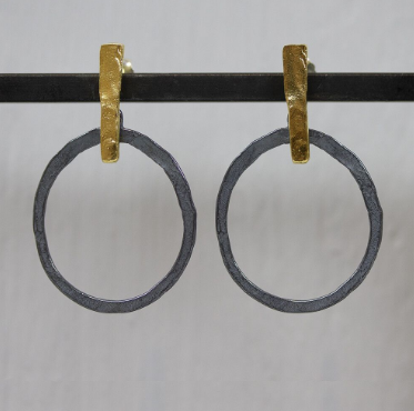 Oorsteker gemaakt van zilver geoxideerd en zilver verguld in de vorm van een staafje met een open circel.