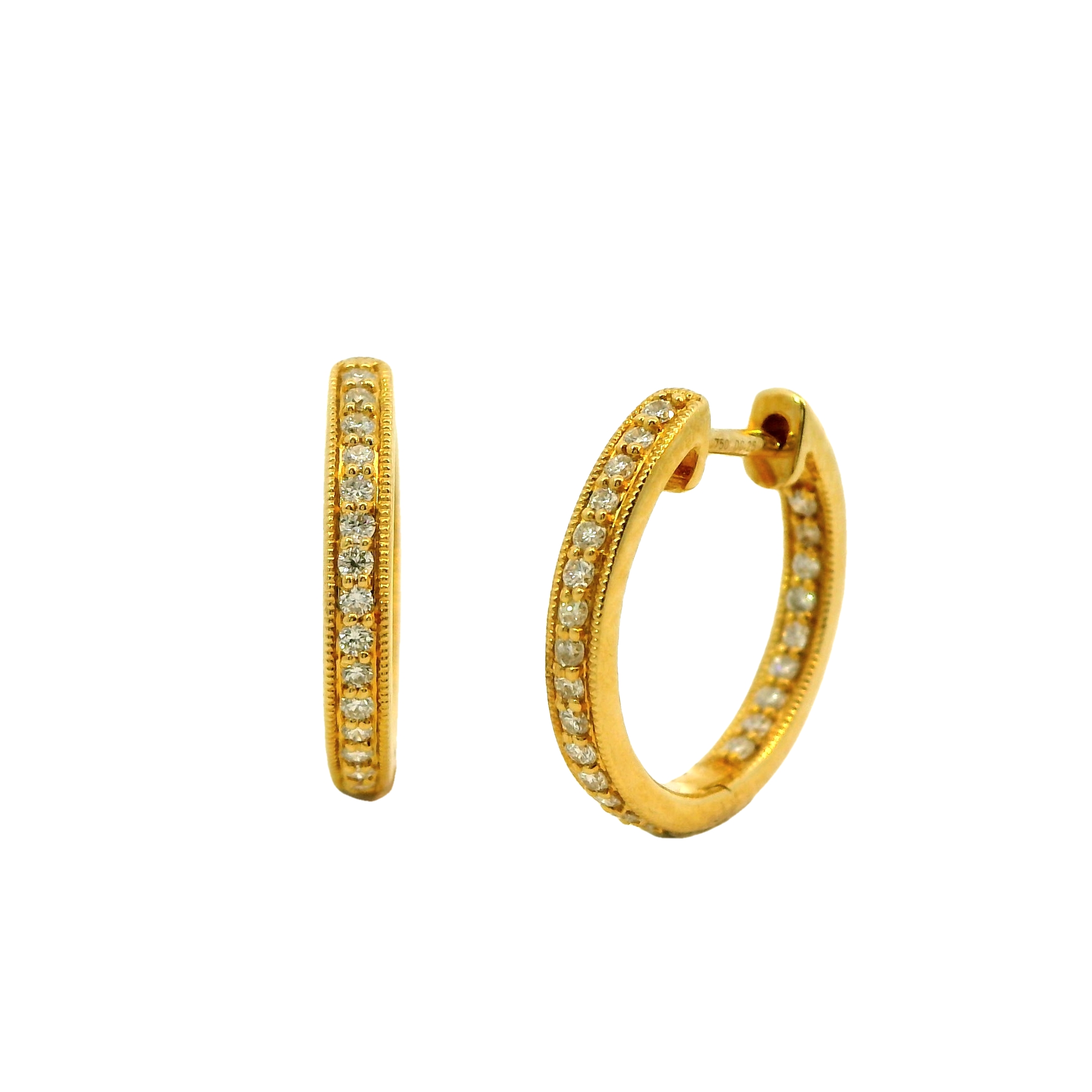 Deze oorringen van Louis Bros zijn vervaardigd uit 18 karaat geelgoud (3.02 gr.) en zijn gezet met 46 briljant geslepen diamanten met een totaalgewicht van 0.25crt. 
Deze oorringen met diamanten zijn een perfecte combinatie van elegantie en luxe. Het warme, rijke geelgoud vormt een prachtig contrast met de schittering van de diamanten, waardoor de oorringen een tijdloze en verfijnde uitstraling hebben. Deze sieraden stralen klasse uit en passen bij zowel een chique avondlook als bij dagelijkse elegantie. De diamanten voegen een vleugje glamour toe, terwijl het goud zorgt voor een klassieke basis. Kortom, geelgouden oorringen met diamanten zijn een investering in tijdloze schoonheid en verfijning.