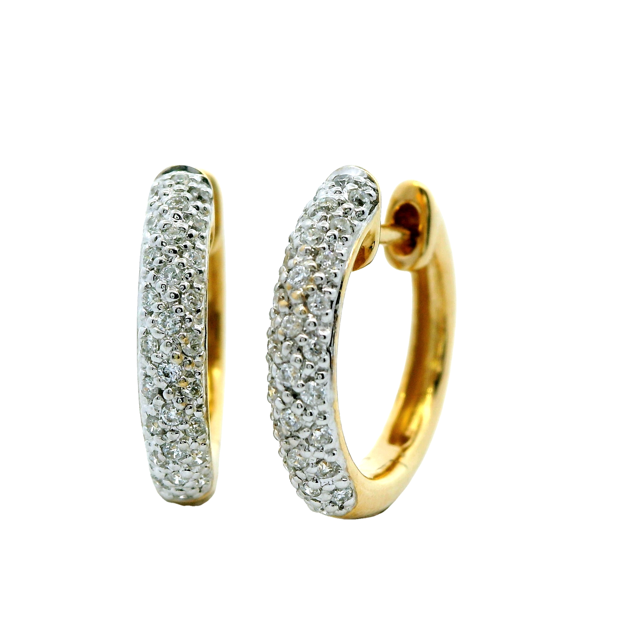 Deze oorringen van Louis Bros zijn vervaardigd uit 14 karaat bicolor (3.40 gr.) en zijn gezet met 56 briljant geslepen diamanten met een totaalgewicht van 0.25crt. 
Deze oorringen met diamanten bieden een verfijnde mix van stijl en contrast. Het samenspel van geel- en witgoud zorgt voor een dynamisch en eigentijds ontwerp, terwijl de diamanten een sprankelend accent geven. Deze combinatie van twee goudtinten maakt de oorringen veelzijdig en gemakkelijk te combineren met verschillende sieraden en outfits. De diamanten voegen een vleugje luxe en elegantie toe, waardoor de oorringen perfect zijn voor zowel speciale gelegenheden als dagelijkse verfijning. Bicolor gouden oorringen met diamanten stralen moderne elegantie en tijdloze klasse uit.





