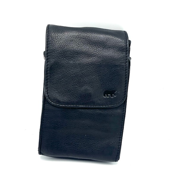 Deze Robbie 2.0 crossbody Black heeft een verstelbare schouderband, een handig voorvak en ritssluiting. Het is gemaakt van hoogwaardig materiaal en heeft een stijlvol en tijdloos ontwerp. Door de compacte afmetingen is het perfect om al je essentials in stijl mee te nemen. Draag het crossbody voor een trendy en handsfree look. Maak je outfit compleet met deze veelzijdige tas!
Afmetingen:
Hoogte 20cm x breed 12cm x diep 5cm
