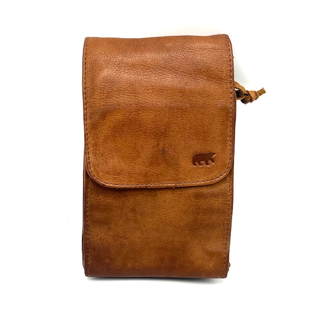 BearDesign Robbie 2.0 Schoudertas – Cognac
De Robbie 2.0 schoudertas van BearDesign is een stijlvolle, compacte en functionele tas voor dagelijks gebruik. Dankzij het slimme ontwerp en het tijdloze design is deze tas perfect voor zowel casual als zakelijke gelegenheden.

✔️ Verstelbare schouderriem – draag als schoudertas of crossbody
✔️ Meerdere vakken – inclusief ritsvak aan de achterkant voor extra veiligheid
✔️ Slim detail: lus om de tas aan je broekriem te hangen
✔️ Geschikt voor telefoon, pasjes, sleutels en kleine essentials
✔️ Gemaakt van hoogwaardig leer in de kleur Feather

Afmetingen:
20 cm (hoogte) x 12 cm (breedte) x 7,5 cm (diepte)

Waarom kiezen voor de Robbie 2.0?

Compact, licht en superpraktisch
Stoere, stijlvolle look met een luxe afwerking
Ideaal voor onderweg, festivals, werk of reizen
Draagt comfortabel en houdt je handen vrij