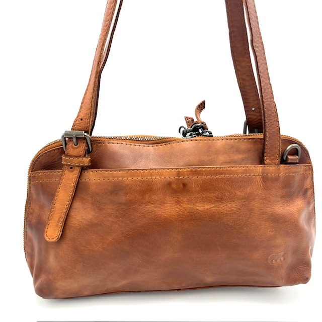 Deze BearDesign-shopper-schoudertas in cognackleur heeft een ruim hoofdcompartiment met diverse handige vakken en een ritsvak aan de achterzijde. De tas heeft een verstelbare schouderband en is gemaakt van hoogwaardig leer. Een stijlvolle en praktische toevoeging aan elke outfit. Draag de tas over je schouder of crossbody voor een trendy look. Perfect voor dagelijks gebruik of een avondje uit

Ook lang te dragen met de afneembare schouderriem.
Afmetingen:
Hoogte 18cm x breed 29cm x diep 8cm