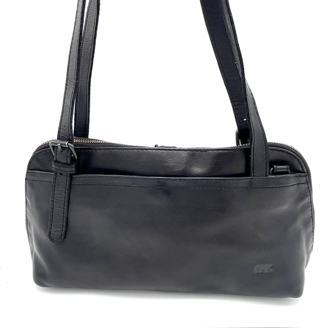 Deze BearDesign-shopper-schoudertas in cognackleur heeft een ruim hoofdcompartiment met diverse handige vakken en een ritsvak aan de achterzijde. De tas heeft een verstelbare schouderband en is gemaakt van hoogwaardig leer. Een stijlvolle en praktische toevoeging aan elke outfit. Draag de tas over je schouder of crossbody voor een trendy look. Perfect voor dagelijks gebruik of een avondje uit

Ook lang te dragen met de afneembare schouderriem.
Afmetingen:
Hoogte 18cm x breed 29cm x diep 8cm