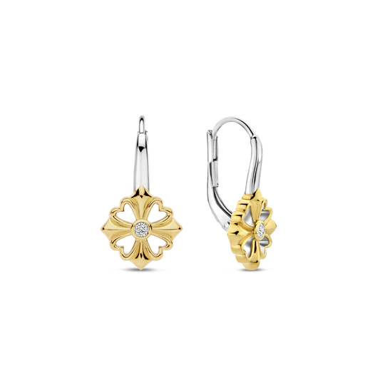 Ontdek een vleugje geluk en elegantie met deze TI SENTO vergulde zilveren Klaver Oorbellen 7997ZY. Gemaakt van 925 sterling zilver en verguld met glanzend geelgoud, hebben deze oorbellen een charmante klavervorm, versierd met een fonkelende witte cubic zirconia in het midden. Stralende kronieken combineren de jaren tachtig met het hier en nu. Deze oorbellen zijn een perfecte mix van traditie en moderniteit, met een vleugje speelsheid en verfijning. De klaver, een symbool van geluk, voegt een vleugje charme en optimisme toe aan je oren. Laat deze oorbellen je geluksbrenger zijn.