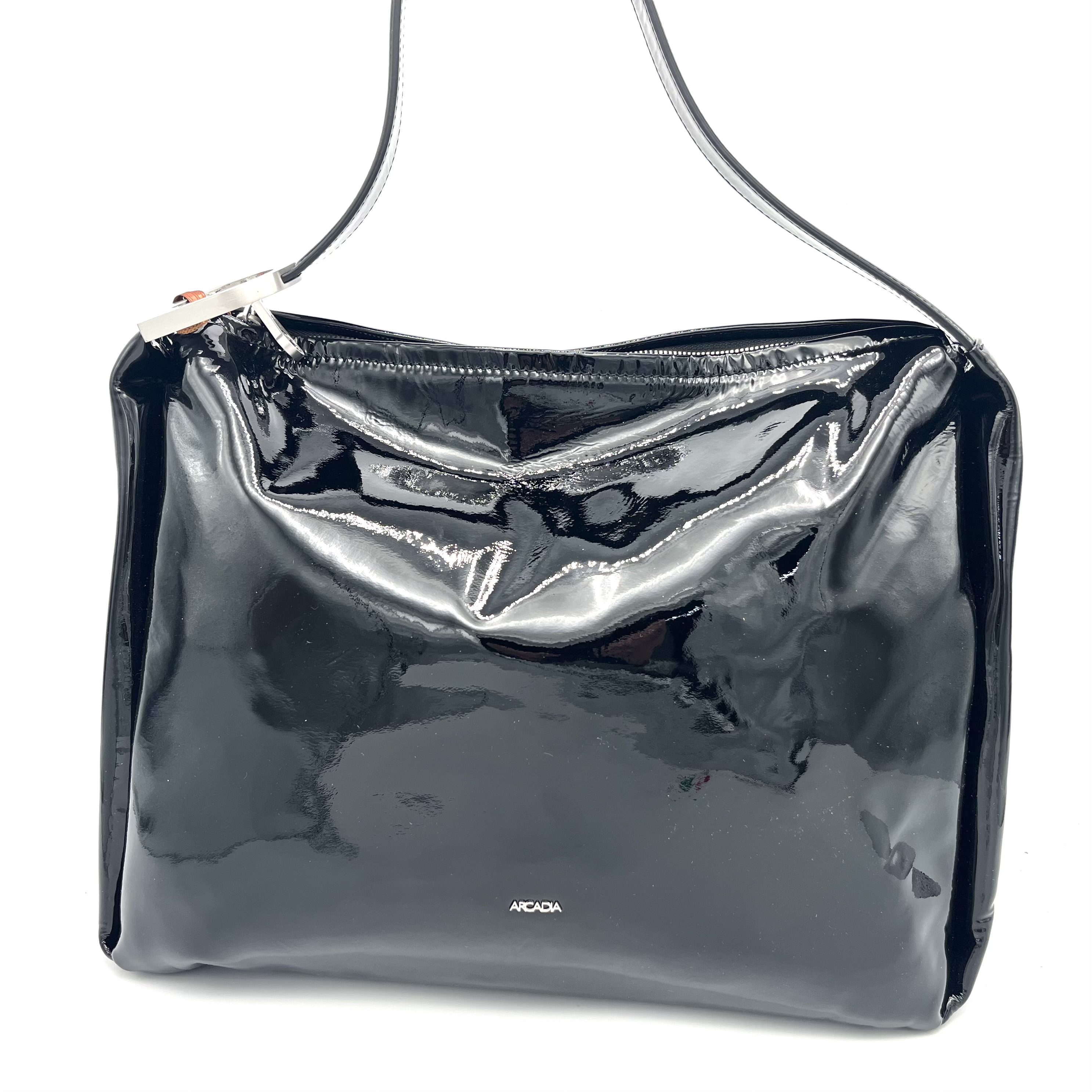Deze schoudertas van Arcadia is gemaakt van glanzend zwart lakleer en heeft een unieke uitstraling. De tas heeft een ruim hoofdvak en een verstelbare schouderriem voor extra draagcomfort. Het is perfect voor dagelijks gebruik en kan zowel casual als chique worden gedragen. Combineer het met een jeans en een witte blouse voor een stijlvolle look. Deze tas is een echte eyecatcher!

Afmetingen:
Hoogte 28cm x breed 36cm x diep 10cm