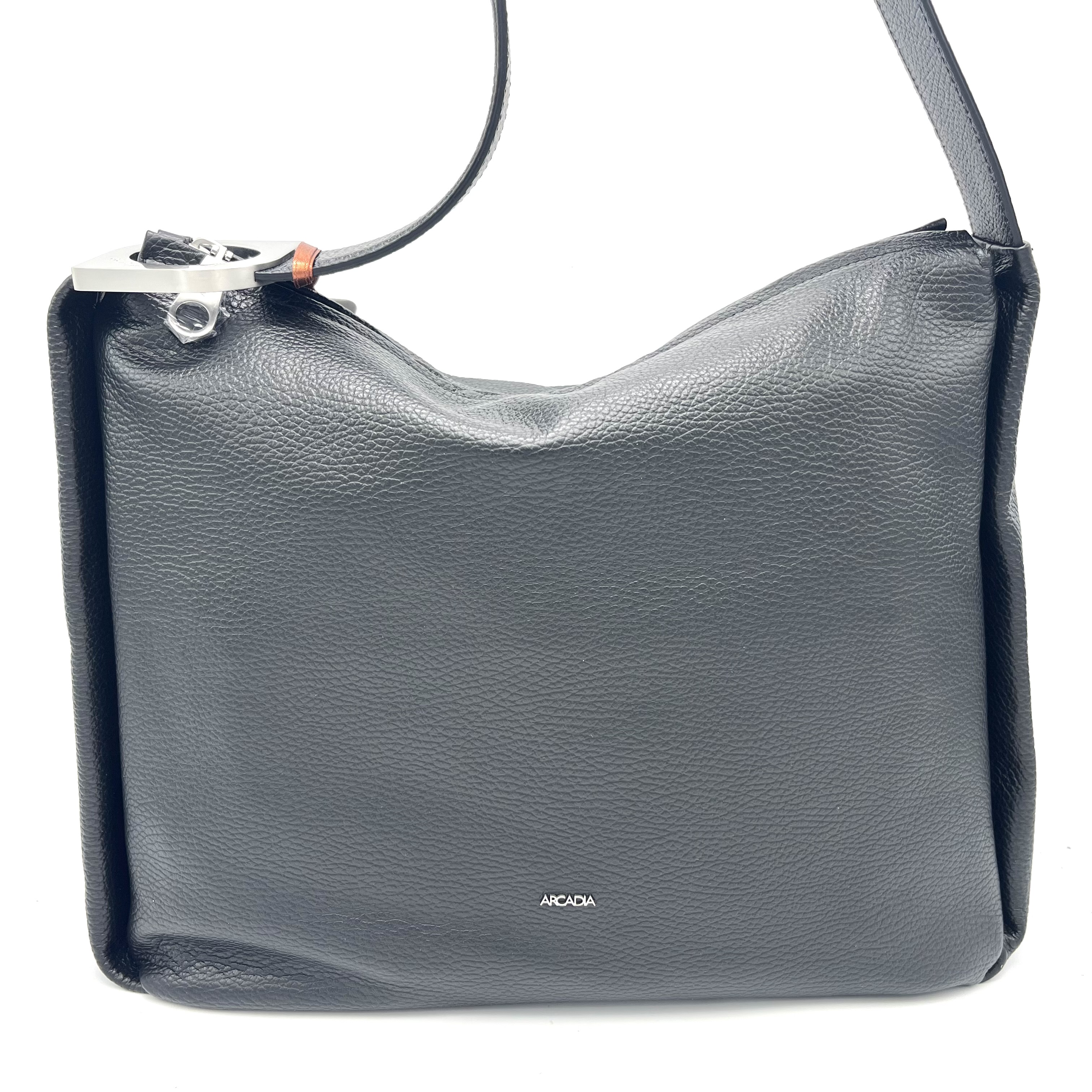 Deze schoudertas van Arcadia is gemaakt van zwart leer en heeft een unieke uitstraling. De tas heeft een ruim hoofdvak en een verstelbare schouderriem voor extra draagcomfort. Het is perfect voor dagelijks gebruik en kan zowel casual als chique worden gedragen. Combineer het met een jeans en een witte blouse voor een stijlvolle look. Deze tas is een echte eyecatcher!

Afmetingen:
Hoogte 28cm x breed 36cm x diep 10cm