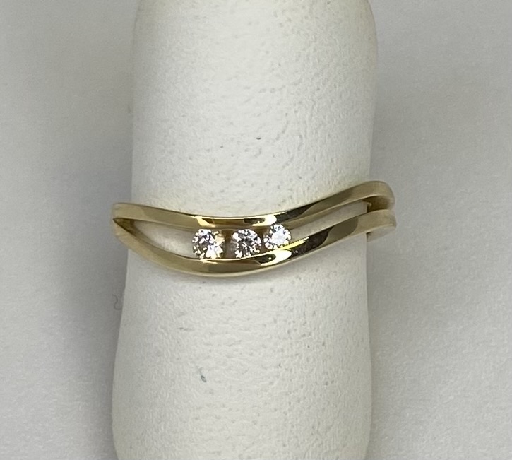 Joy&Julia gouden ring met zirkonia’s ertussen gezet