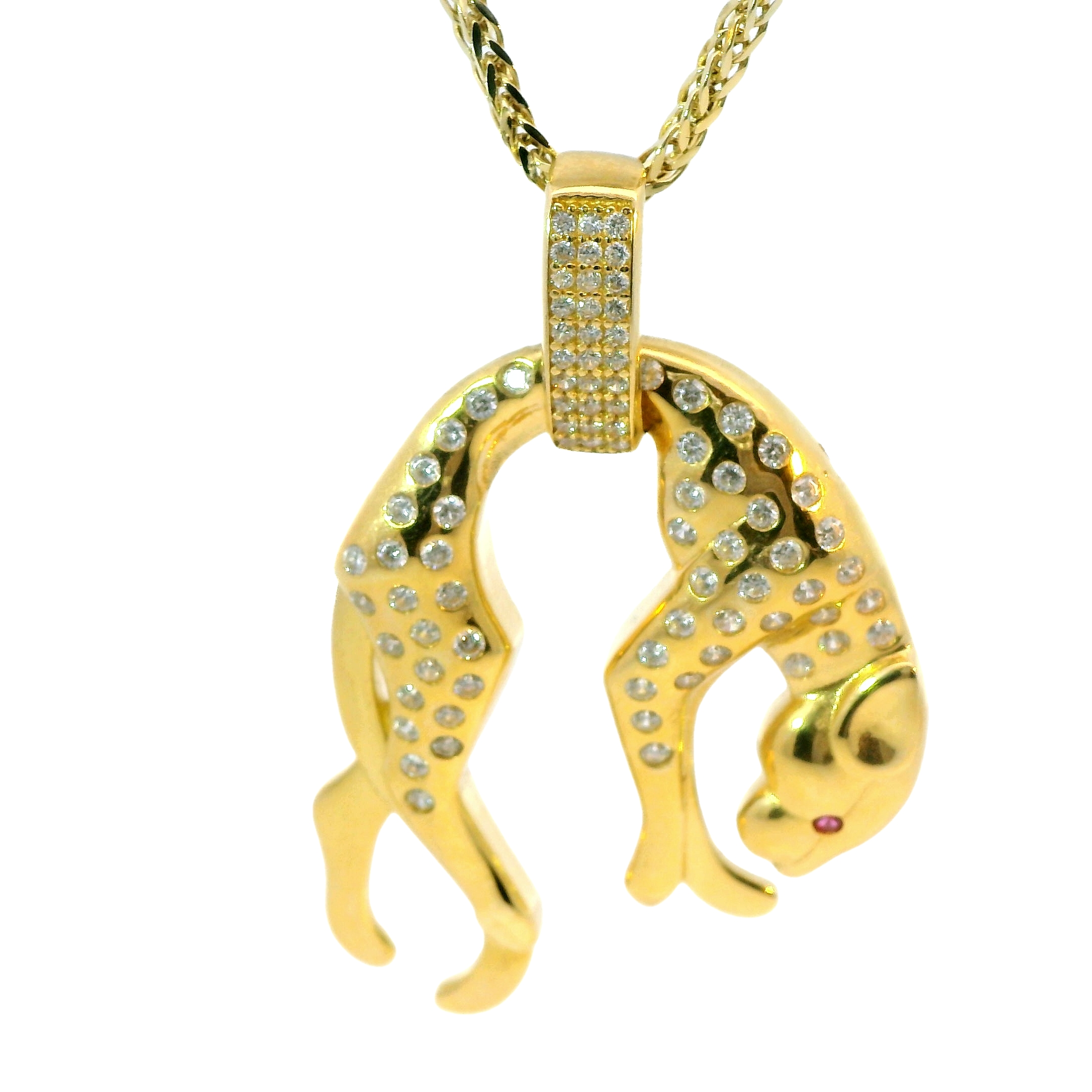 Deze hanger van Louis Bros is vervaardigd uit 14 karaat geelgoud (6.26 gr.).
Deze hanger in de vorm van een panter, bezet met zirkonia’s, is een stijlvol en krachtig sieraad. De panter, een symbool van elegantie en zelfvertrouwen, komt prachtig tot leven in het warme geelgoud. De sprankelende zirkonia’s voegen een verfijnde glans toe, waardoor het dier een luxueuze uitstraling krijgt. Deze hanger is perfect voor wie houdt van een gedurfd, maar verfijnd design dat zowel kracht als elegantie uitstraalt. Een geelgouden panterhanger met zirkonia’s is een indrukwekkend sieraad dat elke outfit een extra dimensie geeft.