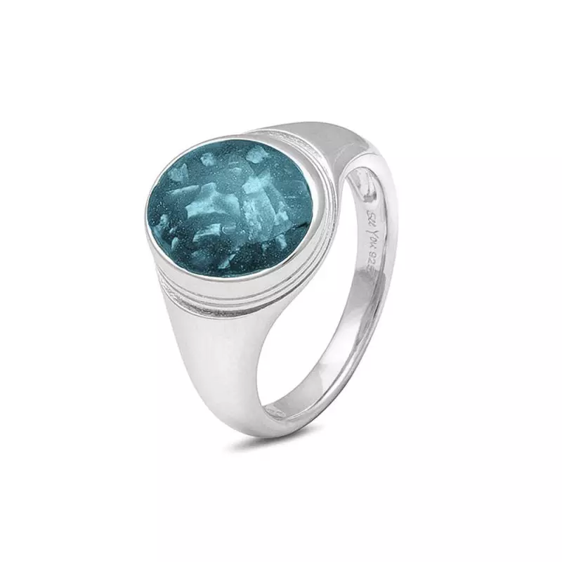 Zilveren ring. Dit sieraad wordt zichtbaar aan de voorkant gevuld met as en wordt vermengd met onze speciale hars. U kunt dit helaas niet zelf. Wij kunnen dit, desgewenst in uw bijzijn, voor u vullen. Ook hebben wij dan de mogelijkheid om samen met u de kleur te bepalen. Zoals te zien op de foto's is het ook mogelijk om een vingerafdruk te laten zetten op deze ring. In dit sieraad is het zelfs mogelijk om een gravure te laten plaatsen. In de omschrijving vindt u de verschillende mogelijkheden.