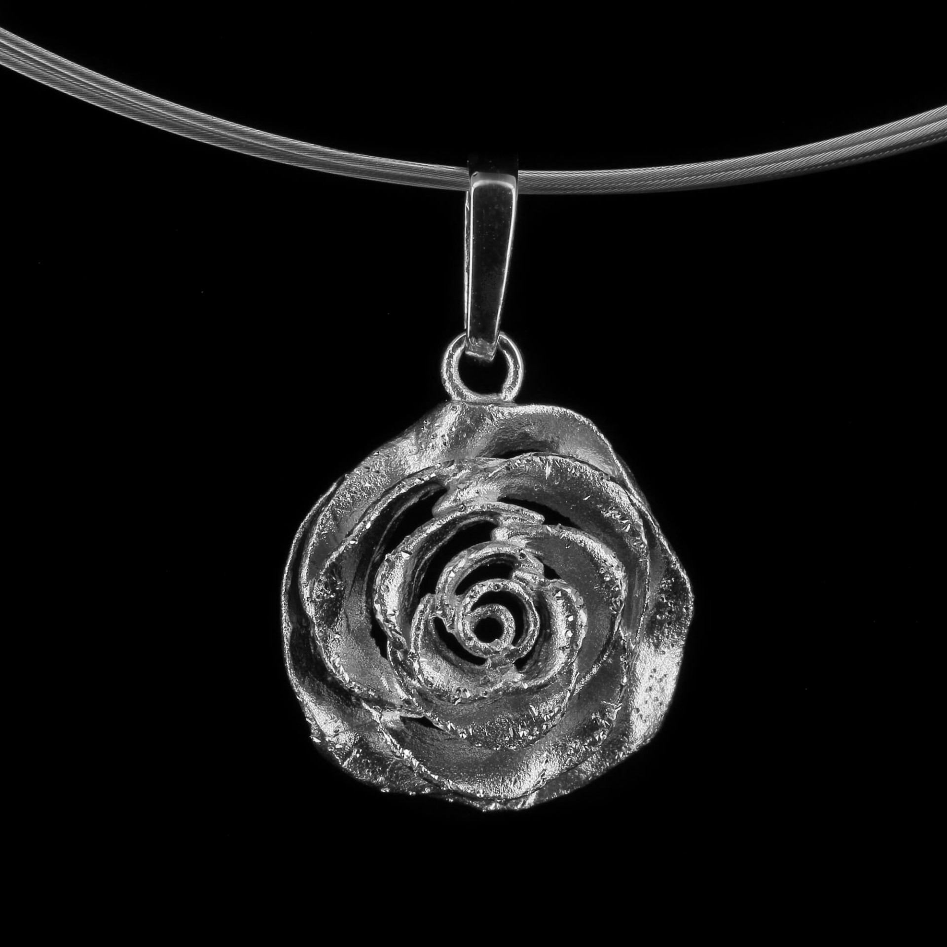Sanjoya - Zilveren bloemhanger, medium roos. Excl. collier - L0921006.2