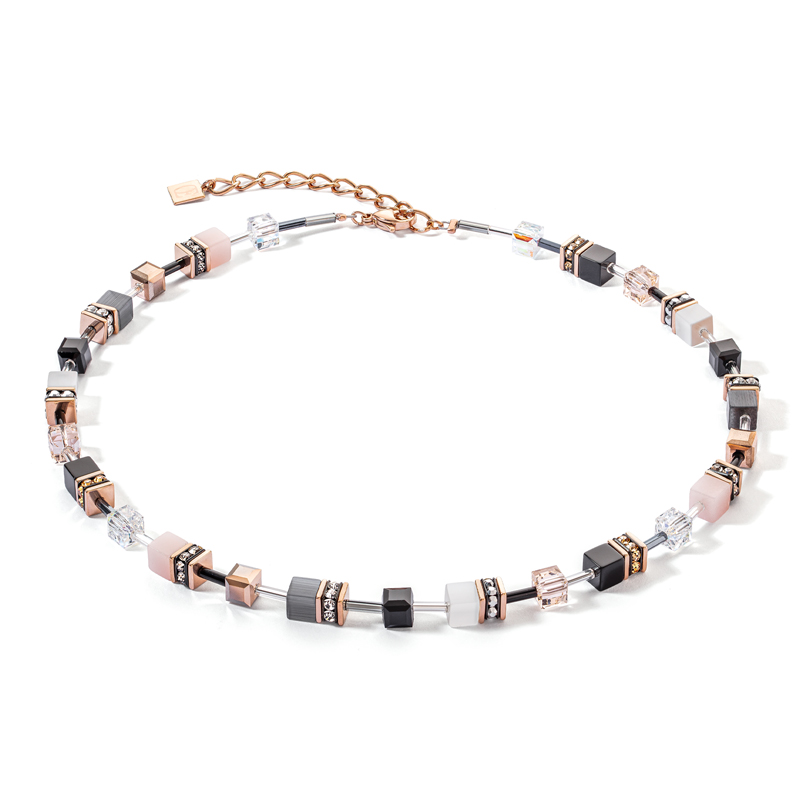 Alle Coeur de Lion sieraden worden met de hand gemaakt in Duitsland.

Er wordt gebruik gemaakt van topmaterialen en de basis is edelstaal. Dit materiaal is ijzersterk, zeer huidvriendelijk en verkleurd niet.

 

Voor de kleurrijke toevoegingen aan de collectie armbanden, colliers en oorsieraden wordt gebruik gemaakt van Swarovski® kristallen, edelstenen, strass en Polaris, een speciale kunststof soort met een prachtige matte glans dat in een oneindig aantal kleuren te maken is.


Veel armbanden en collier zijn voorzien van een degelijke karabijn sluiting met een verlengketting. Door het slot in 1 van de open schakels te sluiten is het op verschillende lengtes te dragen.