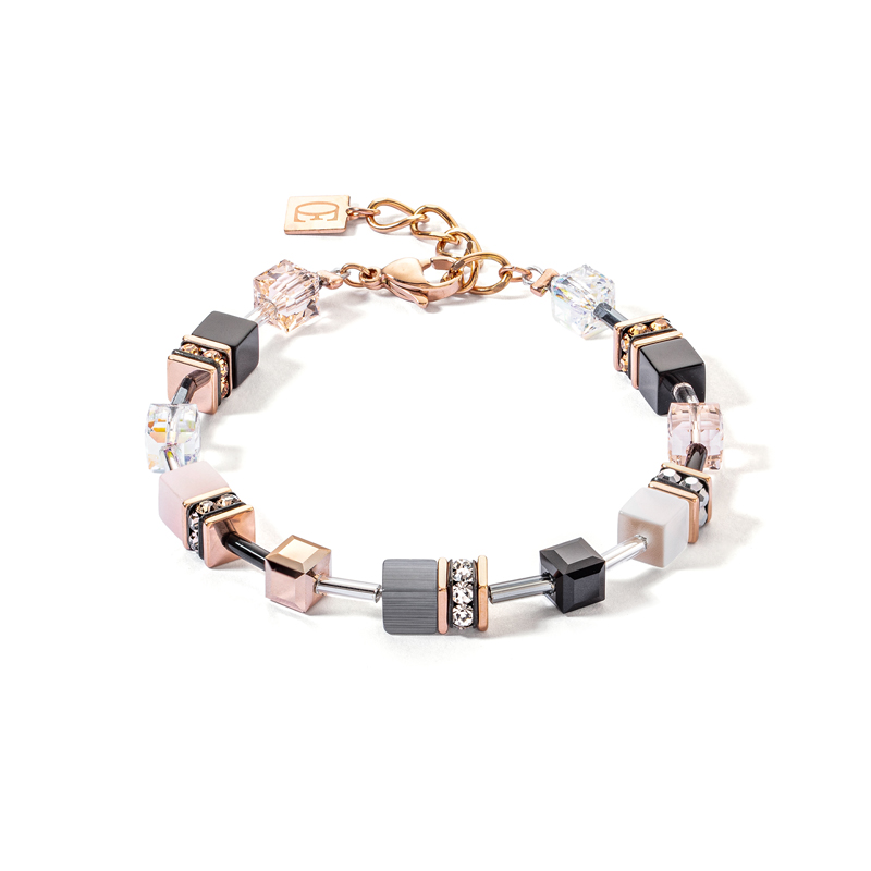 Alle Coeur de Lion sieraden worden met de hand gemaakt in Duitsland.

Er wordt gebruik gemaakt van topmaterialen en de basis is edelstaal. Dit materiaal is ijzersterk, zeer huidvriendelijk en verkleurd niet.

 

Voor de kleurrijke toevoegingen aan de collectie armbanden, colliers en oorsieraden wordt gebruik gemaakt van Swarovski® kristallen, edelstenen, strass en Polaris, een speciale kunststof soort met een prachtige matte glans dat in een oneindig aantal kleuren te maken is.


Veel armbanden en collier zijn voorzien van een degelijke karabijn sluiting met een verlengketting. Door het slot in 1 van de open schakels te sluiten is het op verschillende lengtes te dragen.