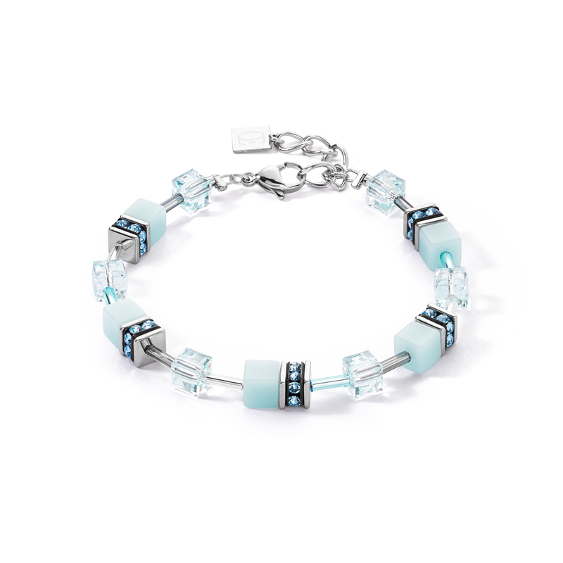 De 4020/30-2020 GeoCUBE Iconic Mono Silver armband van Coeur de Lion is een prachtig sieraad dat direct de aandacht trekt. Deze armband met gekleurde stenen is een ware blikvanger. Met een lengte variërend van 18,5 cm tot 21,5 cm en een breedte van 6 mm past dit sieraad perfect om de pols. De zilverkleurige armband is gemaakt van edelstaal met Swarovski kristallen en glazen elementen in een elegante blauwe kleur.