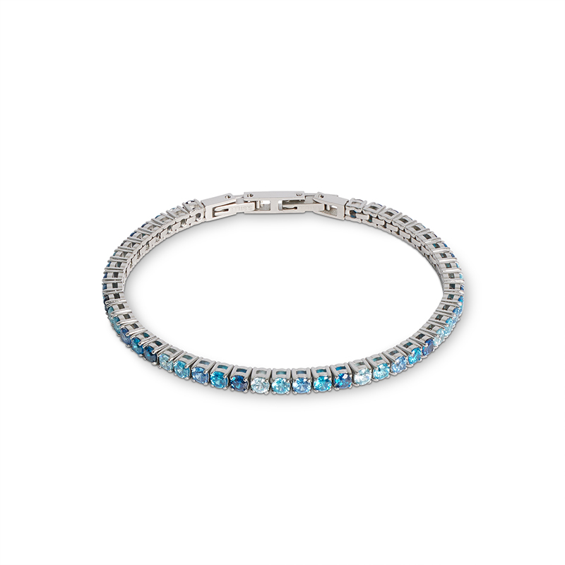 De Coeur de Lion 0600/30-0717 is een elegante armband die valt onder de categorie sieraden. Perfect te combineren met zowel alledaagse als formele kleding, voegt deze armband een subtiele maar verfijnde touch toe aan elke outfit. Draag hem solo voor een minimalistische look of combineer met andere sieraden voor een modieuze statement.