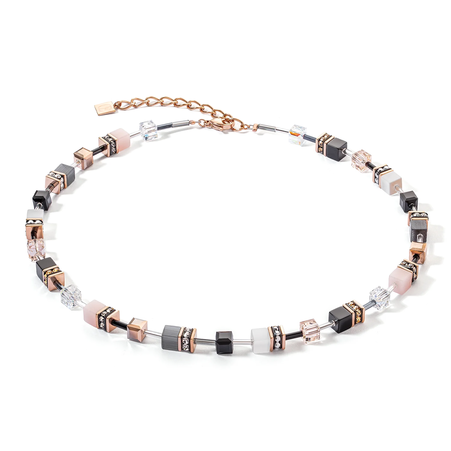 GeoCUBE® Iconic Stalen ketting rosé verguld .
GeoCUBE® Iconic Stalen  ketting rosé verguld: zacht rosé ontmoet luxueus rosé verguld Trakteer uzelf op een sieraad dat pure elegantie en tijdloze stijl belichaamt -  Deze ketting combineert de zachte tinten van rosékleurige kubussen met de warme glans van verguld rosé om een ​​onvergelijkbaar stijlvol accessoire te creëren. De subtiele kleuraccenten voegen een subtiele, vrouwelijke toets toe aan uw outfit, perfect voor dagelijks gebruik en speciale gelegenheden. Deze ketting is de ideale keuze voor iedereen die een vleugje luxe met een moderne twist aan zijn garderobe wil toevoegen.

Elk sieraad dat u bij COEUR DE LION bestelt, wordt geleverd in een luxe designdoosje en met een echtheidscertificaat.