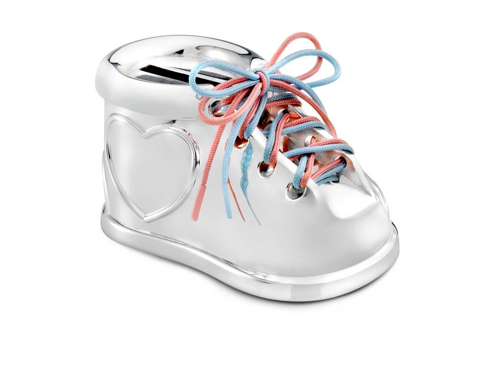 Spaarpot in de vorm van een schoen met een roze en blauwe veter. De spaarpot is in zilver kleur, poetsen is overbodig. De spaarpot kan gegraveerd worden, wat het een persoonlijk (geboorte)cadeau maakt.
