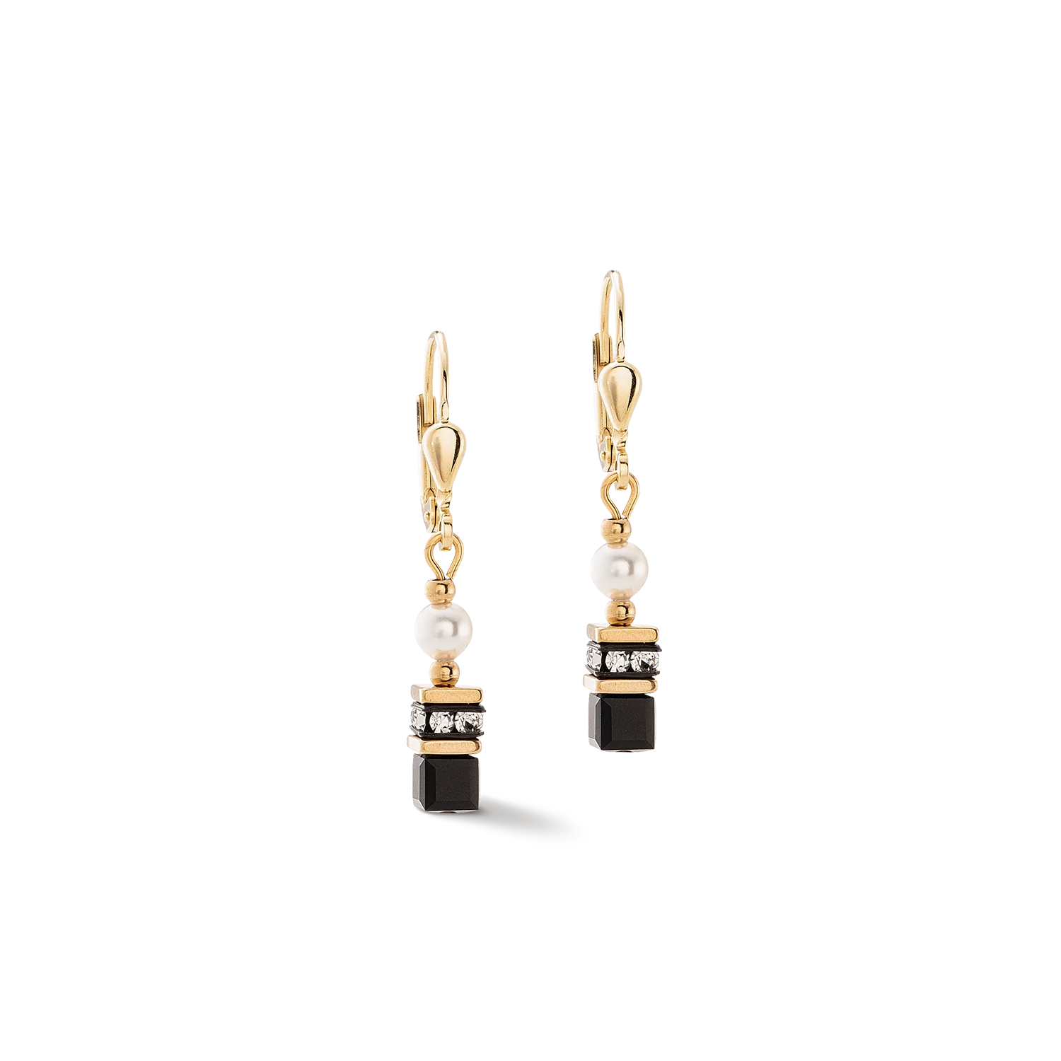Sprankelende Princess gouden en zwarte oorbellen - ingetogen elegantie met een sprankelend accent De "Sparkling Princess" oorbellen in goud en zwart zijn de perfecte aanvulling op je feestelijke garderobe. Deze stijlvolle oorbellen combineren glanzende zwarte kristallen met elegante parels en fijne goudkleurige details. Het harmonieuze ontwerp geeft de oorbellen een eenvoudige elegantie die een luxueus tintje geeft aan elke outfit. Of het nu gaat om een discrete dagelijkse metgezel of een sprankelend hoogtepunt voor speciale gelegenheden - de "Sparkling Princess" oorbellen zijn een onmisbaar accessoire dat je look net dat beetje extra geeft. De praktische scharnierende sluitingen zorgen voor een veilige en comfortabele pasvorm.