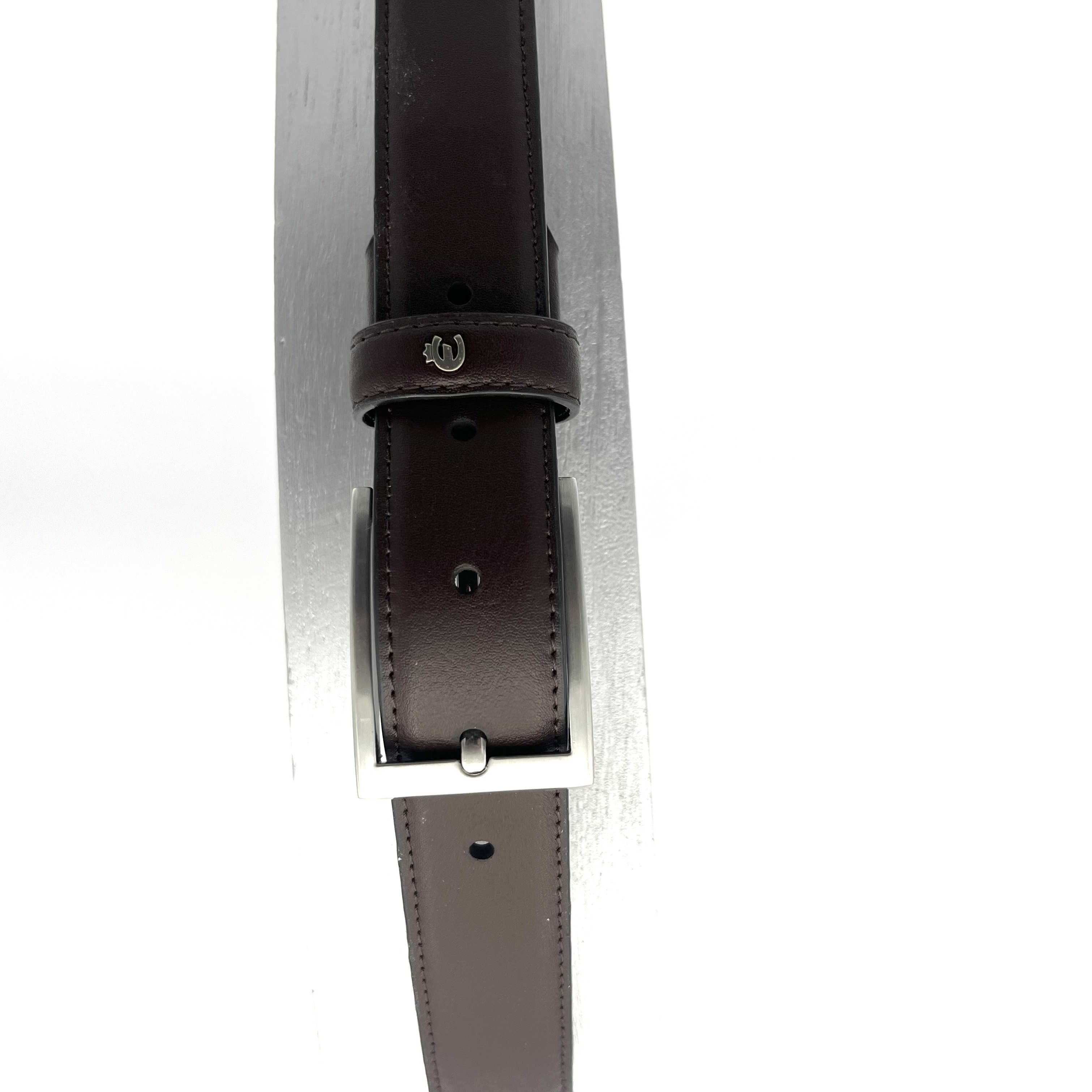 Stevige bruine leren riem van Esquire. De gesp is glanzend nikkel. 
De riem is aan beide zijkanten gestickt. 
De riem is 3 cm breed en de lengte van de riem (110 cm) kan worden aangepast door middel van een schroef bij de gesp. Hierdoor is het mogelijk de riem letterlijk korter te knippen. 
Zo personaliseer je je eigen riem!