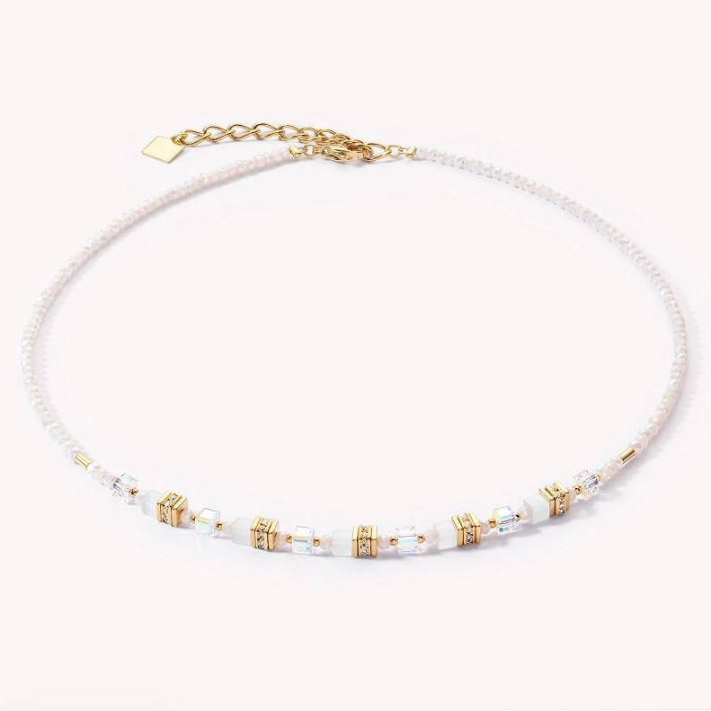 Mini Cubes ketting goudkleur wit
Moderne ketting in Mini Cubes-design. De wit-gouden kleurstelling maakt hem perfect voor het aankomende trouwseizoen.



Elk sieraad dat u bij COEUR DE LION bestelt, wordt geleverd in een luxe designdoosje en met een echtheidscertificaat.