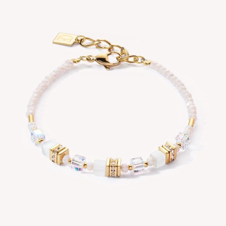Mini Cubes armband goud wit
Fijne armband in Mini Cubes-design. De wit-goudkleur kleurstelling maakt hem perfect voor het aankomende trouwseizoen.



Elk sieraad dat u bij COEUR DE LION bestelt, wordt geleverd in een luxe designdoosje en met een echtheidscertificaat.