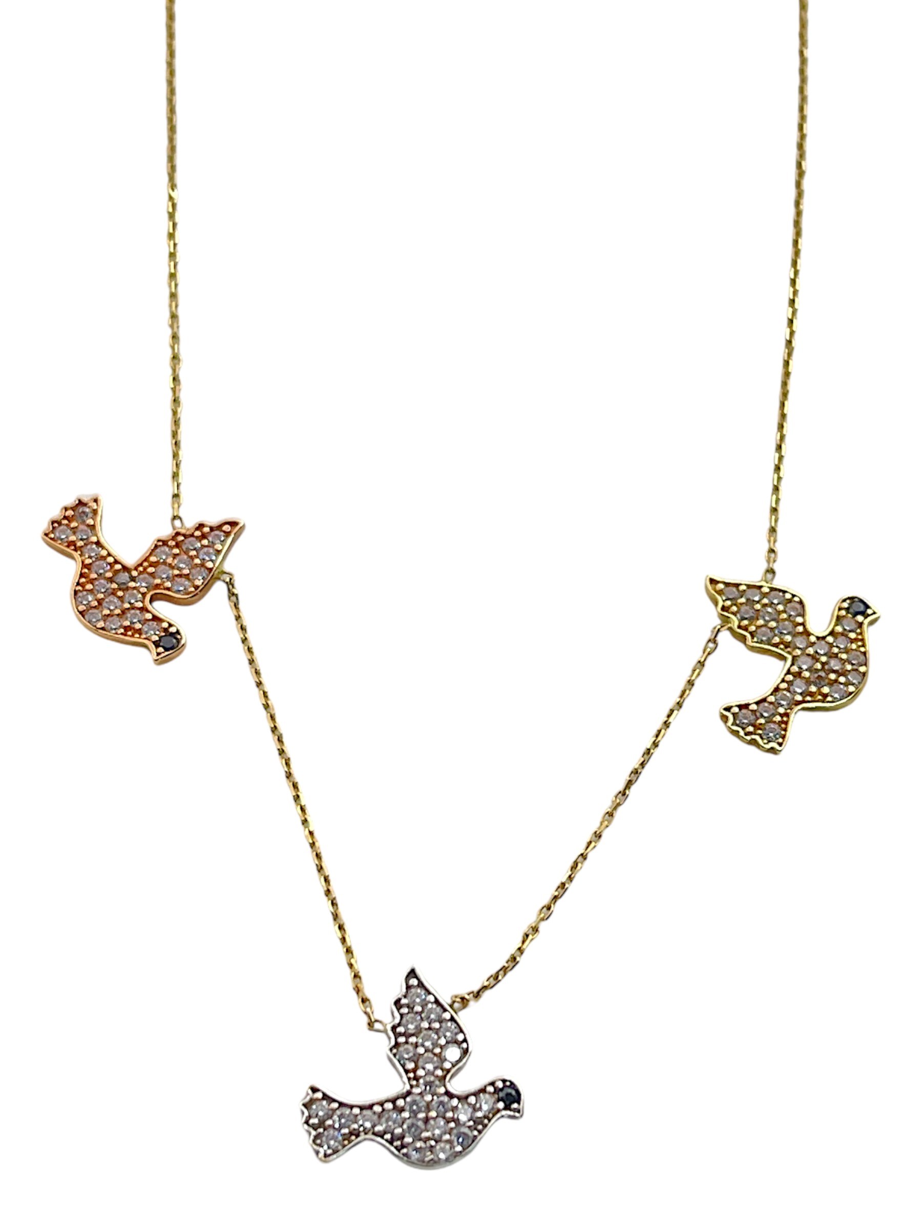 Dit prachtige bi-color collier vogels is gemaakt van hoogwaardige materialen en heeft een uniek design met vogelhangers. Het is perfect voor zowel casual als formele gelegenheden. Draag het om je nek en voeg een vleugje elegantie toe aan je outfit. De ketting is verstelbaar, zodat je hem kunt aanpassen aan jouw voorkeur. Een must-have accessoire voor elke moderne vrouw!
