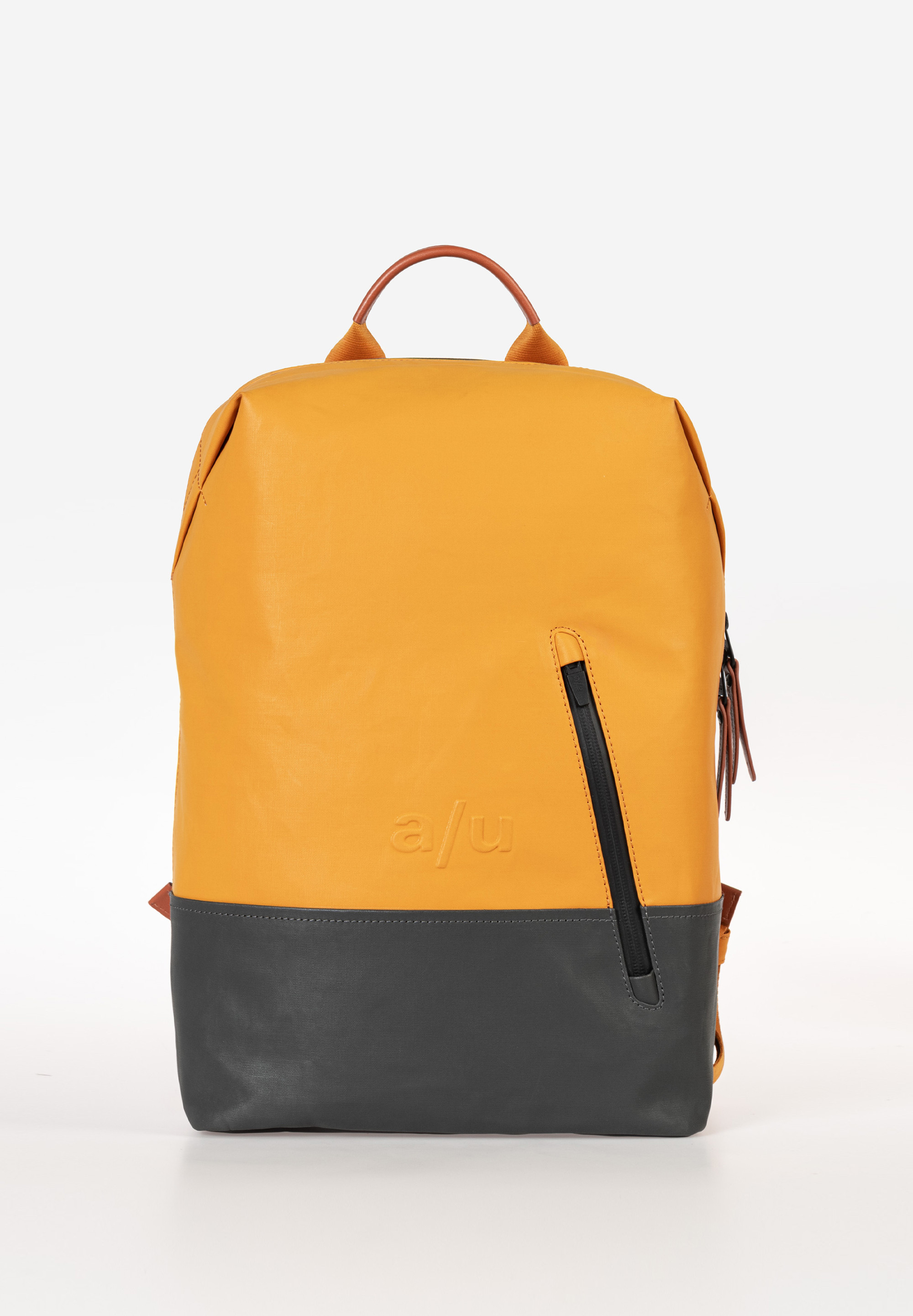 Deze prachtige Japanse Hamamatsu-rugzak van AuntsandUncles is gemaakt van hoogwaardig waterafstotend canvas materiaal en heeft een stijlvolle mosterd kleur. De rugzak is ontworpen om comfortabel te dragen, met verstelbare schouderbanden en een handvat aan de bovenkant. Met zijn handige formaat van 13 inch is deze rugzak ideaal voor dagelijks gebruik. Een must-have accessoire voor elke stijlbewuste persoon!

Aan de binnenkant uitgerust met diverse vakken:
Insteek vak,
telefoonvak,
2 vakken voor een pen,
ritsvak
beschermd notebook vak.