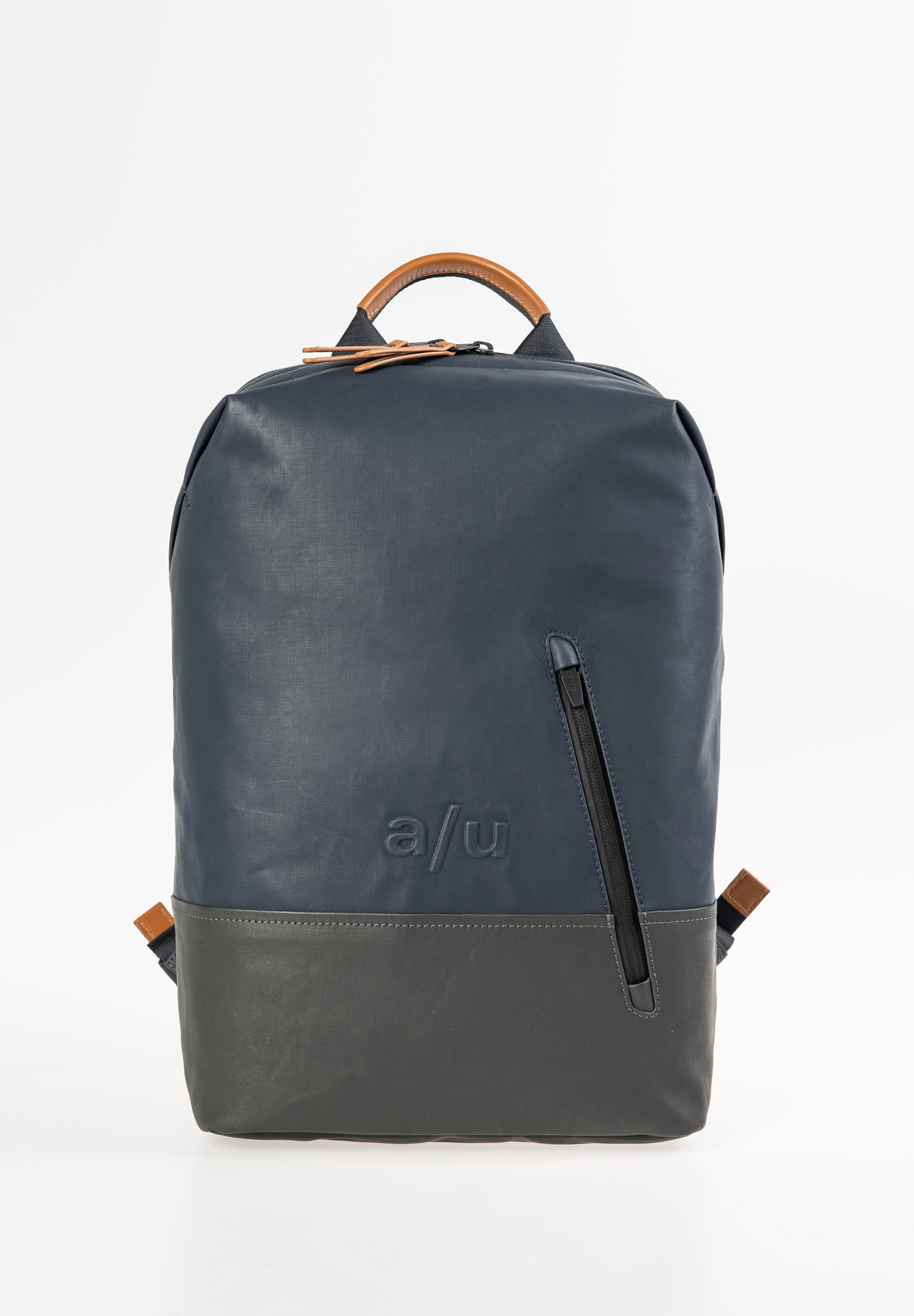 Deze prachtige Japanse Hamamatsu-rugzak van AuntsandUncles is gemaakt van hoogwaardig waterafstotend canvas materiaal en heeft een stijlvolle donker blauwe kleur. De rugzak is ontworpen om comfortabel te dragen, met verstelbare schouderbanden en een handvat aan de bovenkant. Met zijn handige formaat van 13 inch is deze rugzak ideaal voor dagelijks gebruik. Een must-have accessoire voor elke stijlbewuste persoon!

Aan de binnenkant uitgerust met diverse vakken:
Insteek vak,
telefoonvak,
2 vakken voor een pen,
ritsvak
beschermd notebook vak.