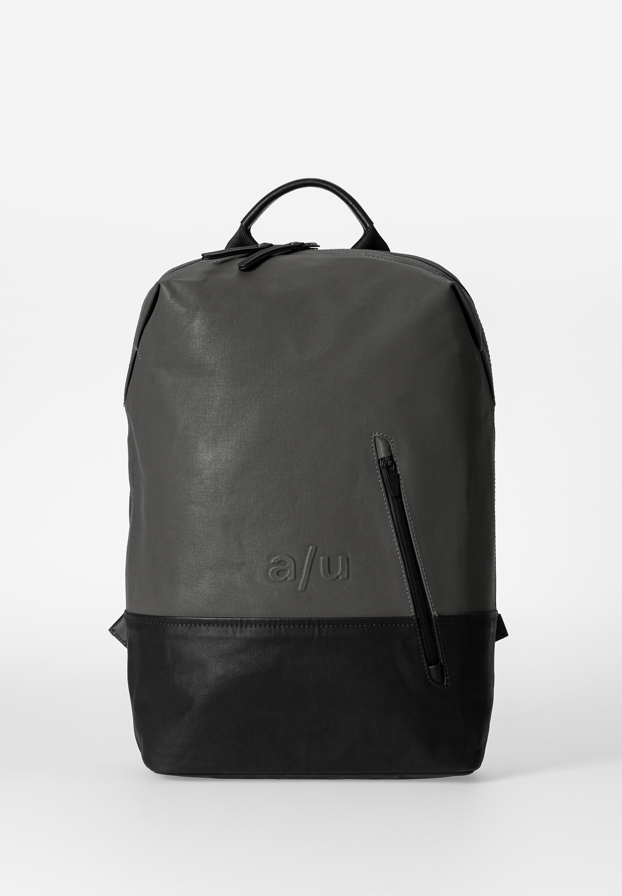 Deze prachtige Japanse Hamamatsu-rugzak van AuntsandUncles is gemaakt van hoogwaardig waterafstotend canvas materiaal en heeft een stijlvolle groene rotskleur. De rugzak is ontworpen om comfortabel te dragen, met verstelbare schouderbanden en een handvat aan de bovenkant. Met zijn handige formaat van 13 inch is deze rugzak ideaal voor dagelijks gebruik. Een must-have accessoire voor elke stijlbewuste persoon!

Aan de binnenkant uitgerust met diverse vakken:
Insteek vak,
telefoonvak,
2 vakken voor een pen,
ritsvak
beschermd notebook vak.

Farbe:	volcanic ash
Gewicht:	0,70 kg
Außenmaße:	ca. 26 x 11 x 40 cm
Kollektion:	Japan