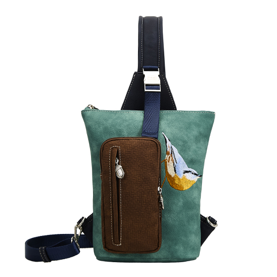 Deze  Nutty crossbody tas in aqua-d.blauw-bruin nut02 heeft een gewatteerd design en een verstelbare schouderband. De tas is gemaakt van hoogwaardig materiaal en heeft meerdere vakjes voor het opbergen van al je essentials. De beste manier om deze tas te dragen is als crossbody, zodat je handen vrij blijven. Maak je outfit compleet met deze trendy en praktische tas!