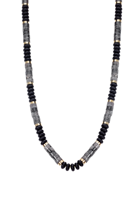 De Lotus Style Collier heren staal goudkleurig is versierd met zwarte en grijze kralen en heeft een elegante gouden afwerking. Dit sieraad kan zowel casual als formeel gedragen worden en voegt een vleugje stijl toe aan elke outfit. Draag het om je hals als een statement piece of combineer het met andere kettingen voor een trendy look. Maak je eigen unieke stijlstatement met dit prachtige collier!
